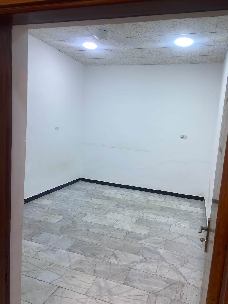 بيت طابق واحد للايجار في الطويسه قرب تقاطع الطويسه بموقع مميز جدا
يحتوي البيت الى استقبال وصاله صغيره وغرفتين منام اضافه الى مطبخ مجهز بكاونتر  وكراج وحديقه صغير صحيات داخليه وخارجيه
سعر الايجار 850قفل

للاستفسار ***********
