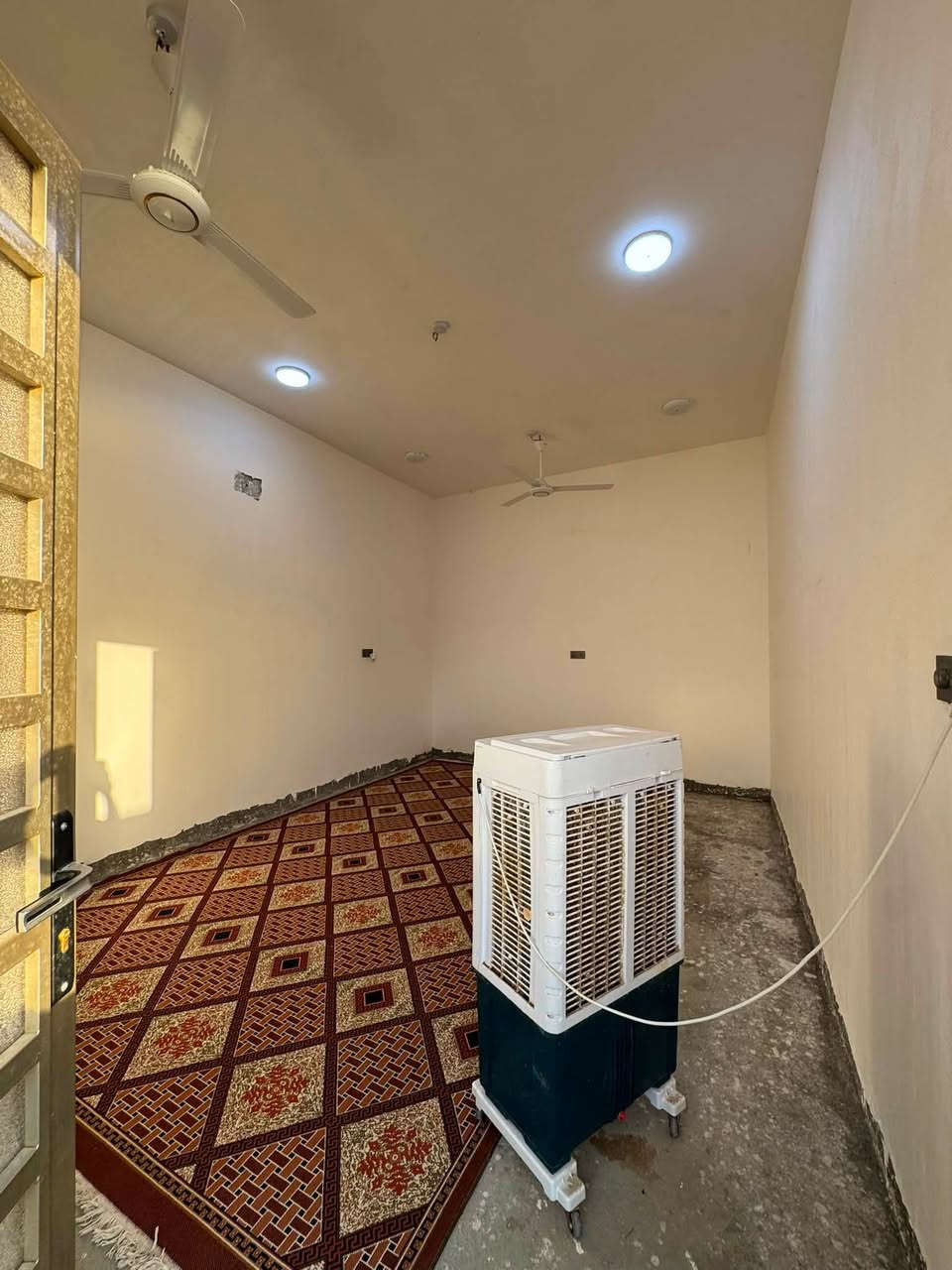 بيت زراعي للبيع – خلف جامعة ساوة

🏡 بيت زراعي مداور أسهم للبيع

📐 المساحة: 250 متر
🏗️ البناء: 2024
🛏️ عدد الغرف: 3
🛋️ صالة
🌿 براني
🍳 مطبخ
🚿 صحيات

📍 الموقع: خلف جامعة ساوة

📞 للاستفسار: مكتب حيدر الشمري
***********
