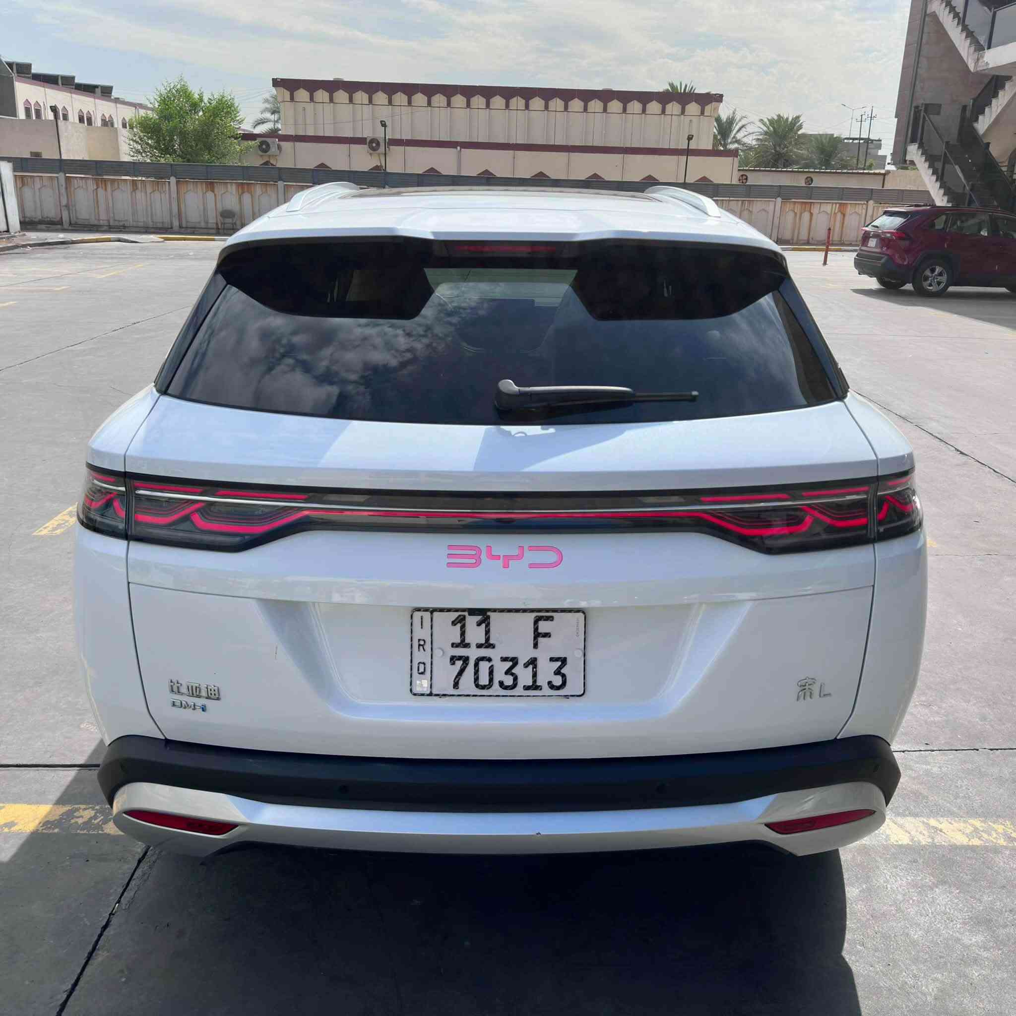 BYD SONG L
سنة الصنع :-2025
عداد المسافة الكلي :-6500 كم  فقط
مدى البطارية :-120 كيلو متر
المواصفات :- 
1- فتحة سقف بانوراما
2- بصمة ابواب وصندوق وتشغيل
3- كرسي السائق فقط كهرباء
4- داخل جلد مشمشي 
5- شاشة قلاب 
6- 5 كامرات
7-حساس امامي خلفي + رادار امامي
8- نظام حماية مراقبة بالكامرات DVR
العنوان :- الكرخ - حي الخضراء
السعر :-32.250.000د.ع بيه مجال جدا بسيط
للتواصل :-***********
