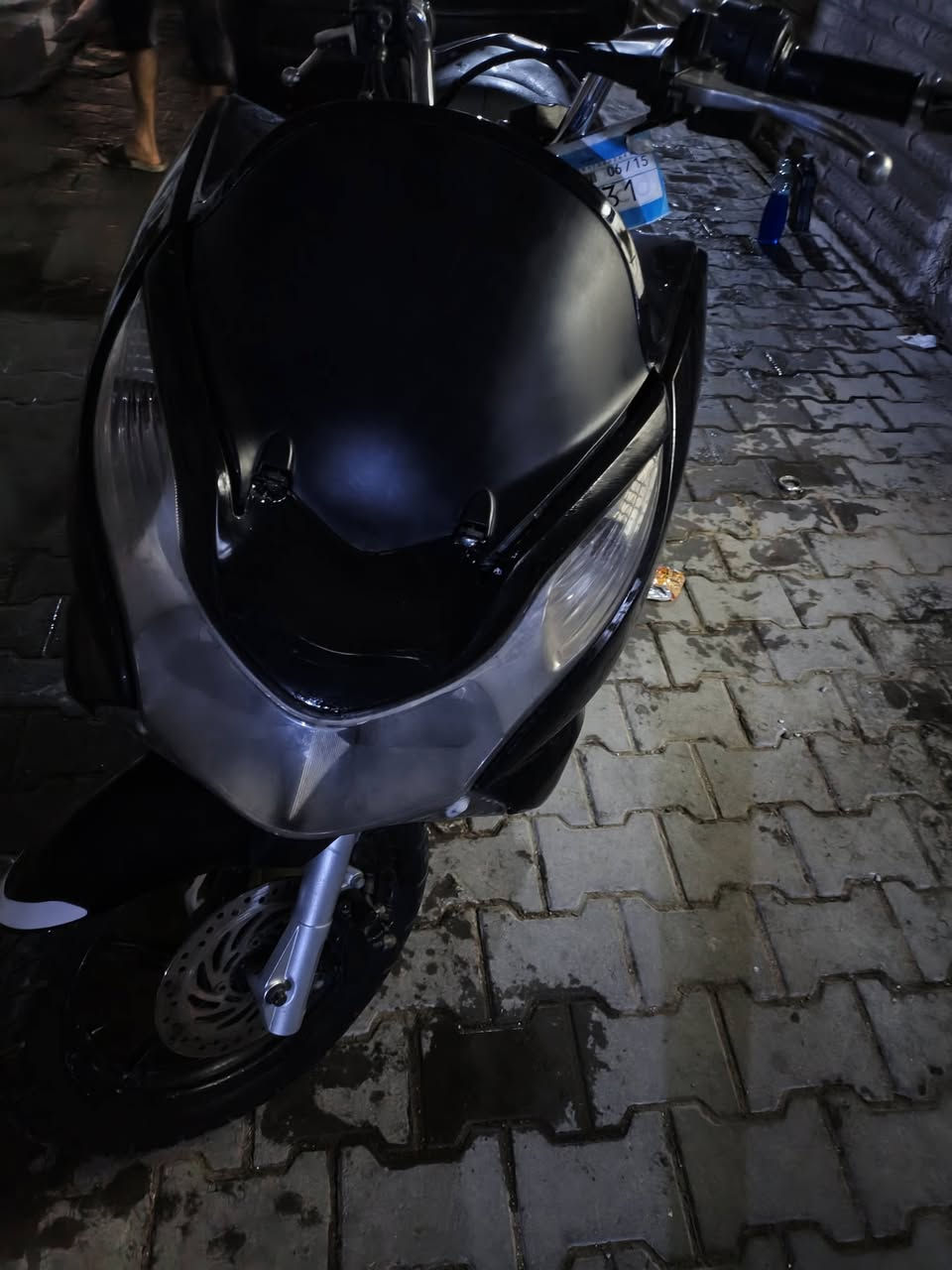 pcx محرك 150 يابانه 
دراجه بيها كلوب اصفر مشتغل و تصعد حماوه ابيع كوم حديد سعر مليون هاذا الرقم ***********
بغداد الكرخ
