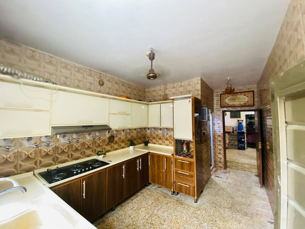 بيت في الدغارة مساحتة 150 متر 
واجة 7,5 
نزال 15 
غرف عدد 2 
صالة 2 وحدة طابق ارضي وحدة طابق ثاني 
مطبخ 
مظيف خارجي 
طابو زراعي سند 25 تحويل ثان يوم 
سعرة 40مليون 
بناء 2016 بهور الجبور عالشارع العام
