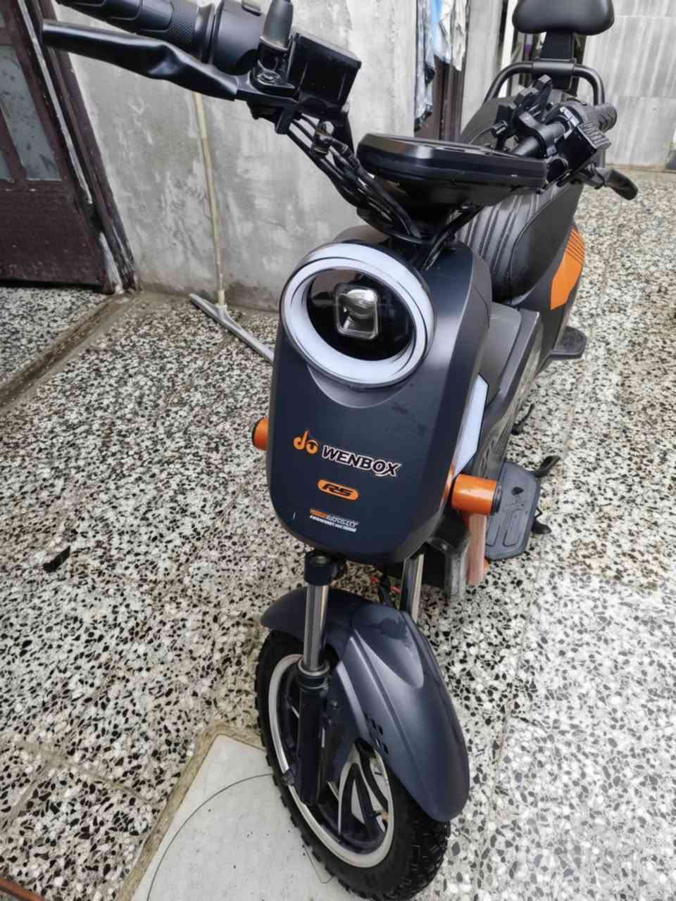 دارجة مؤيد طايرة (وين بوكس )
بطارية ليثيوم 45 امبير 60 فولت 
يعني تمشيك بالشحنه الوحدة 60 كيلو
صار 5 اشهر من مشتريها 
دراجه حيل نظيفة وممتازة 
السعر 750 الف 
مكاني بغداد الشعب 
***********
