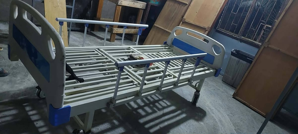 سرير كبار السن • استعمال قليل • صور كاملة","حلة