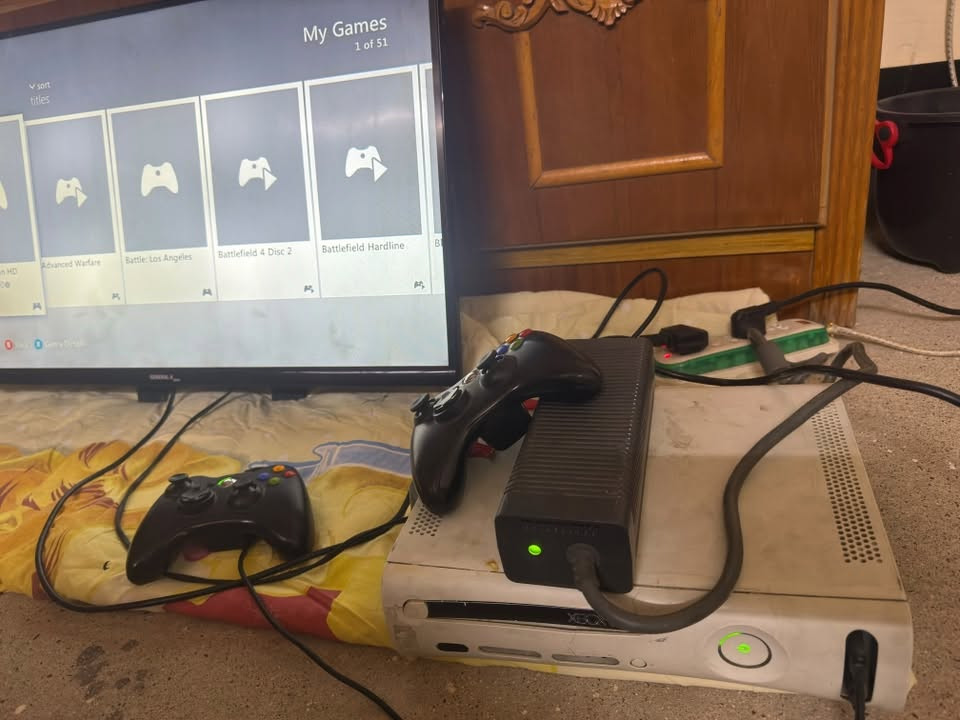 اكس بوكس كاسبر هارد خارجي ون تيرا ومحوله اصليه ويدتين اصليات وبي كل العاب جندي ادرايفر جيتي اي بيس فيفا  سعر ١٢٠ تواصل واتس ***********
