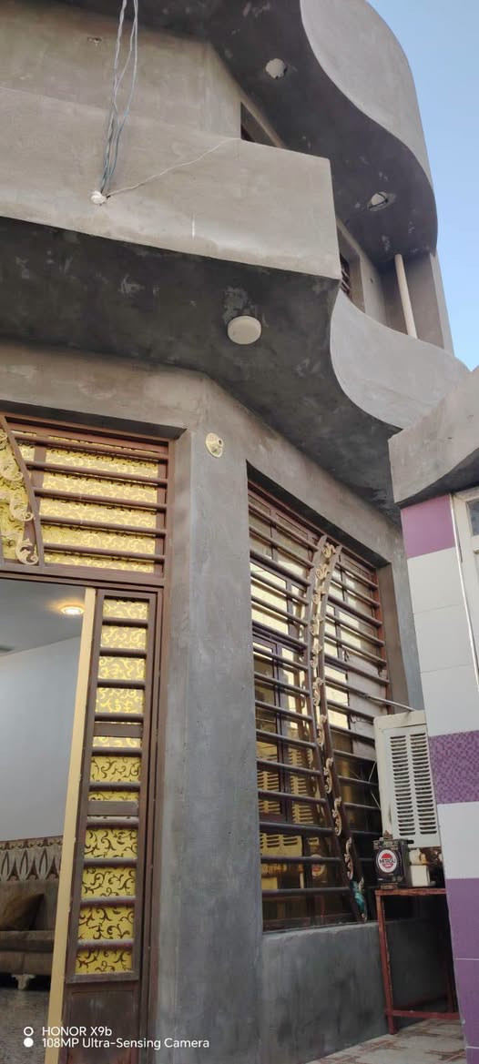 🏡 السلام عليكم ورحمة الله وبركاته

🌟 دار للبيع – فرصة مميزة بموقع ممتاز في بابل / المدحتية 🌟

📍 العنوان:
بابل – المدحتية – شارع علي قماره خلف حسينية الشهداء

✅ نوع السند: طابو زراعي (سند 25).
✅ الدار باسم المالك شخصياً. سند
✅ تحويل الملكية إلى اسم المشتري في اليوم التالي بعد الشراء.

📐 المساحة: ٢٠٠ متر مربع.
📏 الواجهة: ١٠ متر.
📏 النزال: ٢٠ متر.

🏗 مواصفات البناء:

- بناء حديث بدرجة أولى.
- طابوق مع سقف صب كونكريت.
- تنفيذ وإشراف مهندس مدني.

🏠 تفاصيل الدار: طابقين
    الطابق الأول 
- غرفتان، نوم ٢
- استقبال.
- صالة.
- مطبخ
- ممر خلفي وجانبي
- طارمة 
  حديقه
- صحيات داخلية وخارجية.

🚰 الطابق الثاني
    عدد الغرف ٢
    صاله 
    خدمات كامله من
- ماء وكهرباء متوفرة.
- شارع فرعي بعرض 7 أمتار.
- أرضية البيت كاشي درجه اولى
📅 سنة البناء: حديث

💰 السعر: ١١٥ مليون دينار عراقي قابل للتفاوض.
  بناء وتصاميم تركي من اجود أنواع المواد 
📞 للاستفسار والمعاينة:
مكتب دلالية وائل الهندي
📍 شارع 60 – قرب سلوان أبو الكاشي – مقابل أسواق أبو العبد.

📱 وائل الهندي: ***********
📱 أبو علي: ***********
