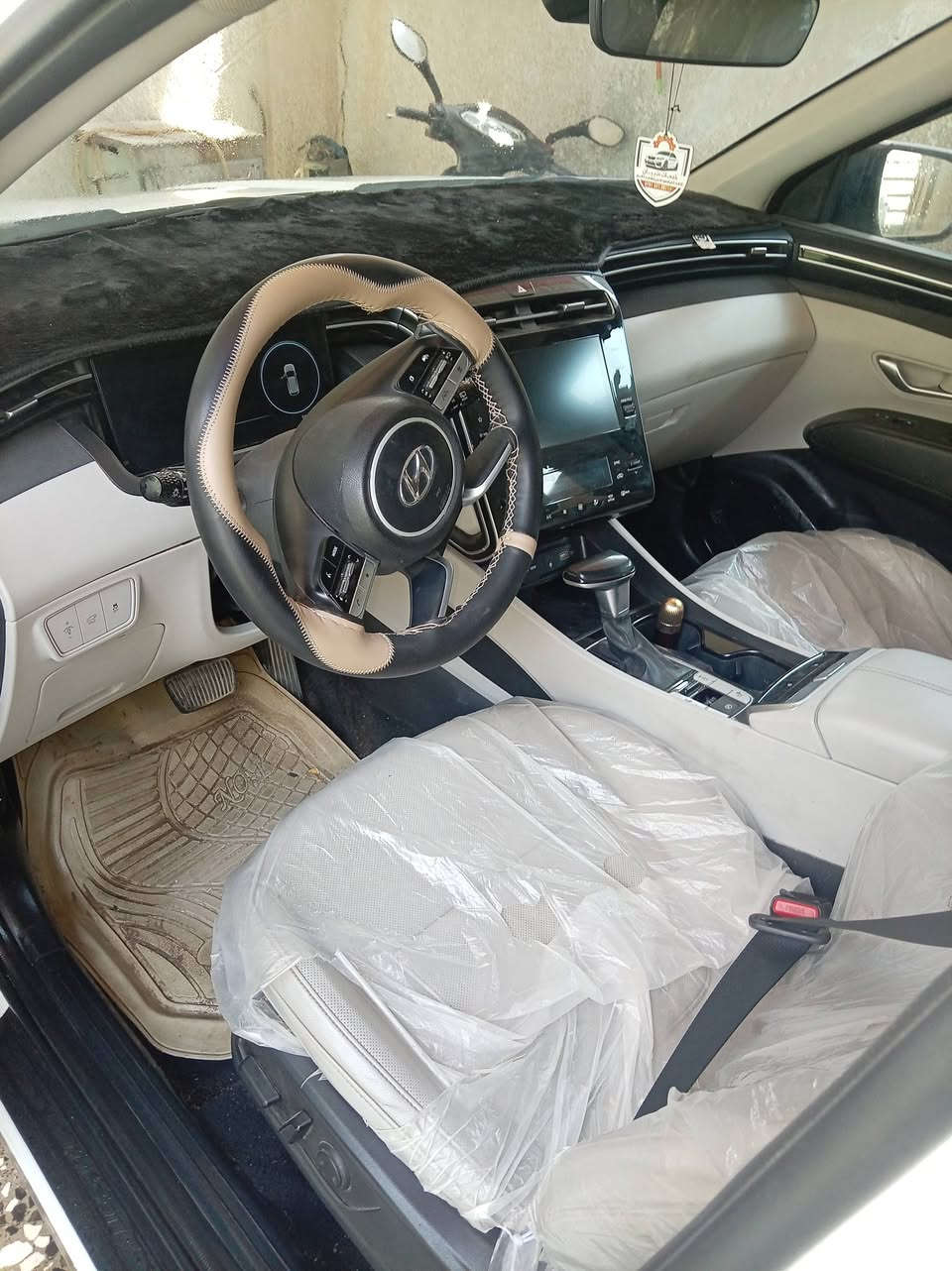 السلام عليكم  للبيع سياره توسان موديل2023 السياره وارد أمريكي السياره فول1علئ1 حادثها جاملغ وبنيد فقط مكفوله من الداخل رقم بابل ماشيه ٩٠ سنويه ماساقطه داخل أبيض جلد السعر 165 بيها مجال بسيط مكان بابل الرقم *********** غير متواجد على الفيس
