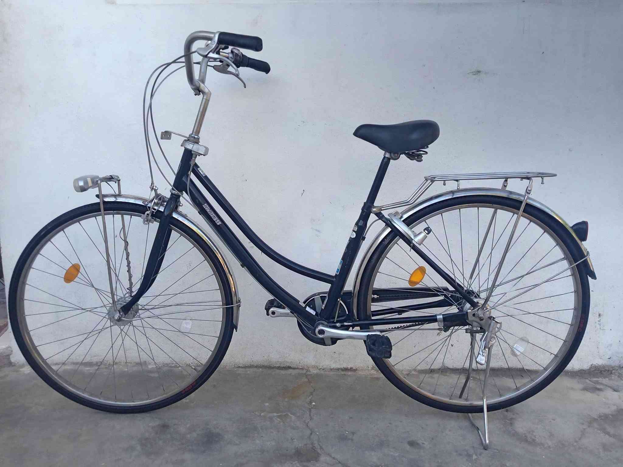 🚲🔥 بايسكل ياباني حجم 27 للبيع 🔥🚲 
 ياباني نظيف  لوك مال حاويه ✨
🔧 المواصفات:
⚙️ وياله استيل والچاملغات استيل
⚙️ گير 3 نمر
💡 حساس دبل عدسة
🔐 قفل مركزي
⚡ تقفل التاير اخلفي ينقفل ويا الستيرن🆕 
🔗 البايسكل قايش بدل الزنجير
🚲تايرات جدد  نوعيه فيتنام 🇻🇳
💵 السعر 200 قفل.  جماعه  190 لاتعلق 
💯 نظيف وجاهز للاستخدام 🚲🔥
📩 للاستفسار مراسلة ***********
