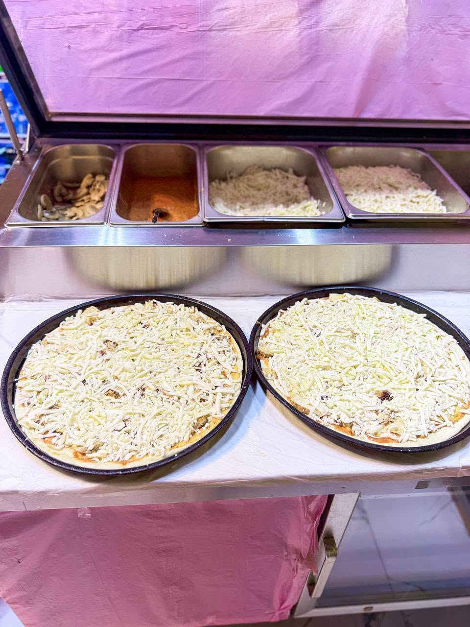 تصلك الأكلة حارة وشهية من مطعم كفوش! 🍕🍗
إليك صيغ لإعلانات جاهزة يمكنك استخدامها للنشر:
​الخيار الأول (سريع ومباشر):
​الطعم والنظافة تحكي عن نفسها! 🔥✨
من مطعم كفوش.. أطيب بيتزا، وستريبس مقرمش، وأطباق مميزة محضرة بكل نظافة وإتقان.
  
​🚗 خدمة التوصيل السريعة متوفرة:
📞 ***********
اطلب الآن وتوصلك لحد باب بيتك!
