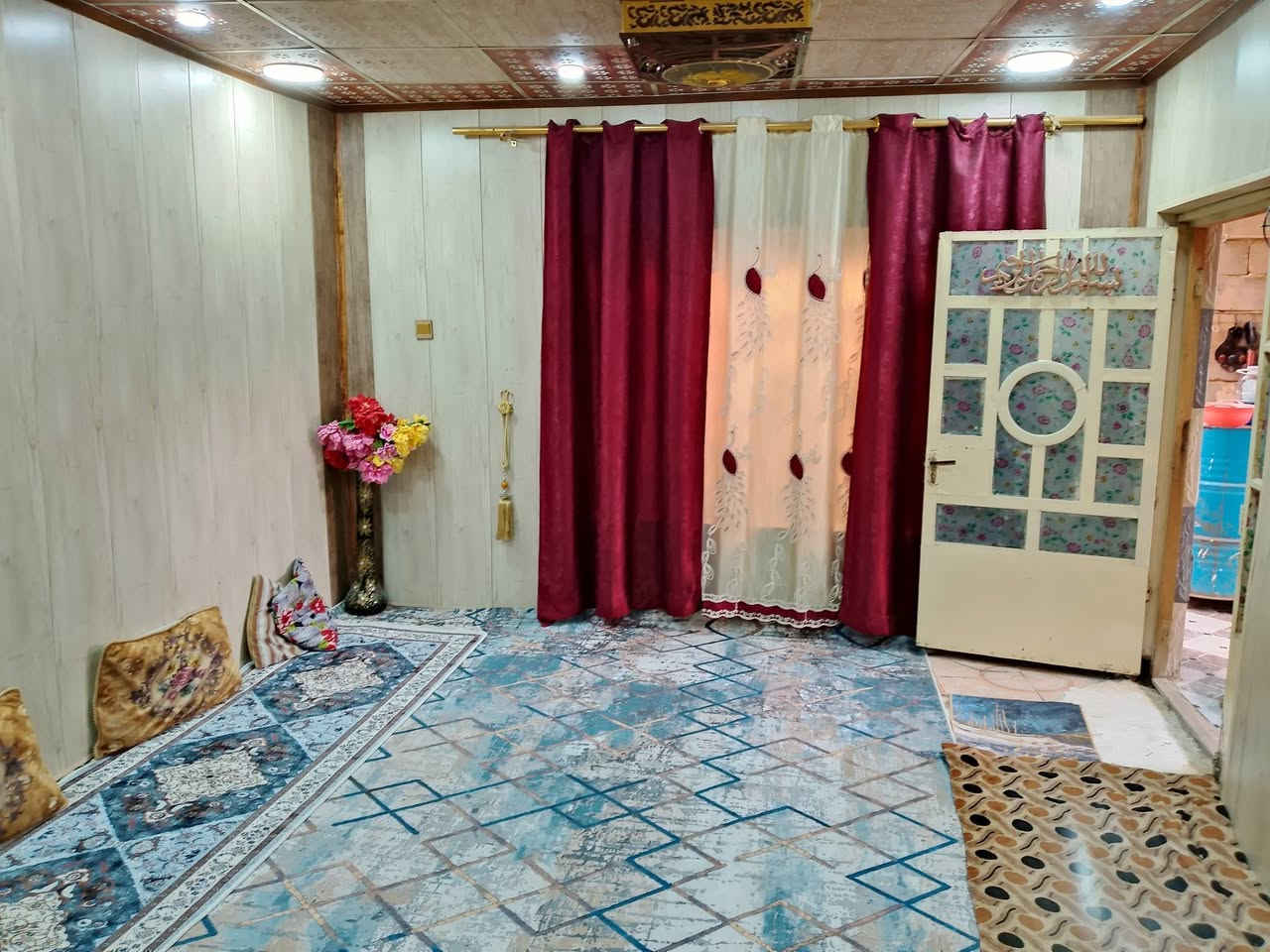 السلام عليكم ورحمه الله وبركاته 
بيت للبيع طابو زراعي سند 25 مساحته 100متر، الموقع قرب مدرسة الحمزه فرع معمل عدي السعدي ابو الشتايكر، قريب على الامام البيت مكون من طابقين الطابق الارضي يوجد في استقبال+ غرفه + صاله + مطبخ + حمام داخلي الطابق الثاني غرفه + مخزن للغراض +شوارع تبليط ومجاري داخليه و خارجيه السعر 40 وبي مجال للاستفسار اتصل على هذا الرقم ***********
