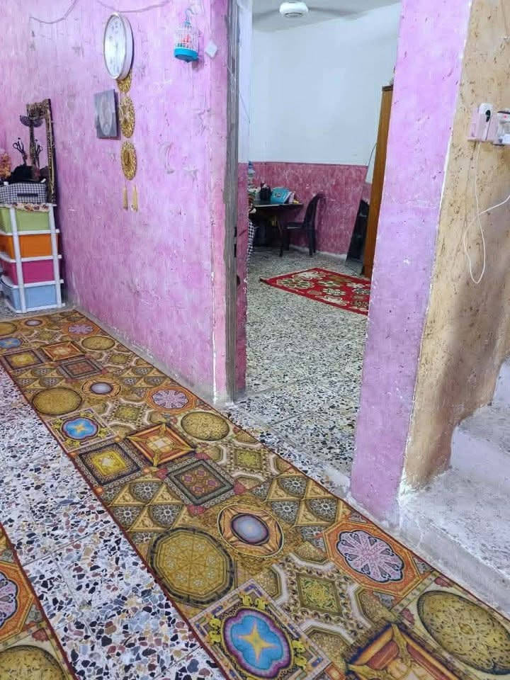 ‏سلام عليكم  بيت ملك ‏صرف 200 متر ￼ الشمري مقابيل أسواق العائلة ثالث بيت عن شارع ا الشمري متكون من استقبال وثلاثة غرف نوم صالة ومطبخ رقم الموبايل *********** ￼
