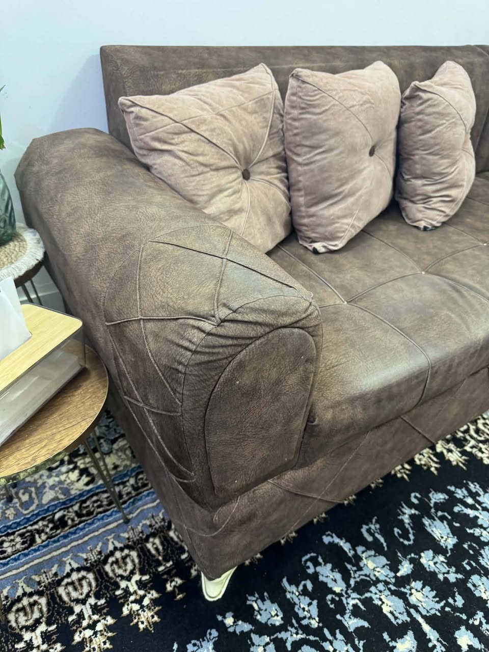 سلام عليكم تخم قنفات خشب قطعتين وزاوية حرف (L) وياه 6 كوشات مثل ما موجود بالصور قياسه (240 * 235)  وشرط الفحص السعر 175 وبيه مجال للشراي التواصل على هذا الرقم ***********

