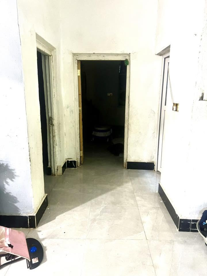 البيضاء قريب على السدة
مساحة البيت 250 م
طرمه +حديقة
استقبال 
مطبخ 
هول 
غرفتين نوم
صحيات داخل وخارج 
للاستفسار ***********
