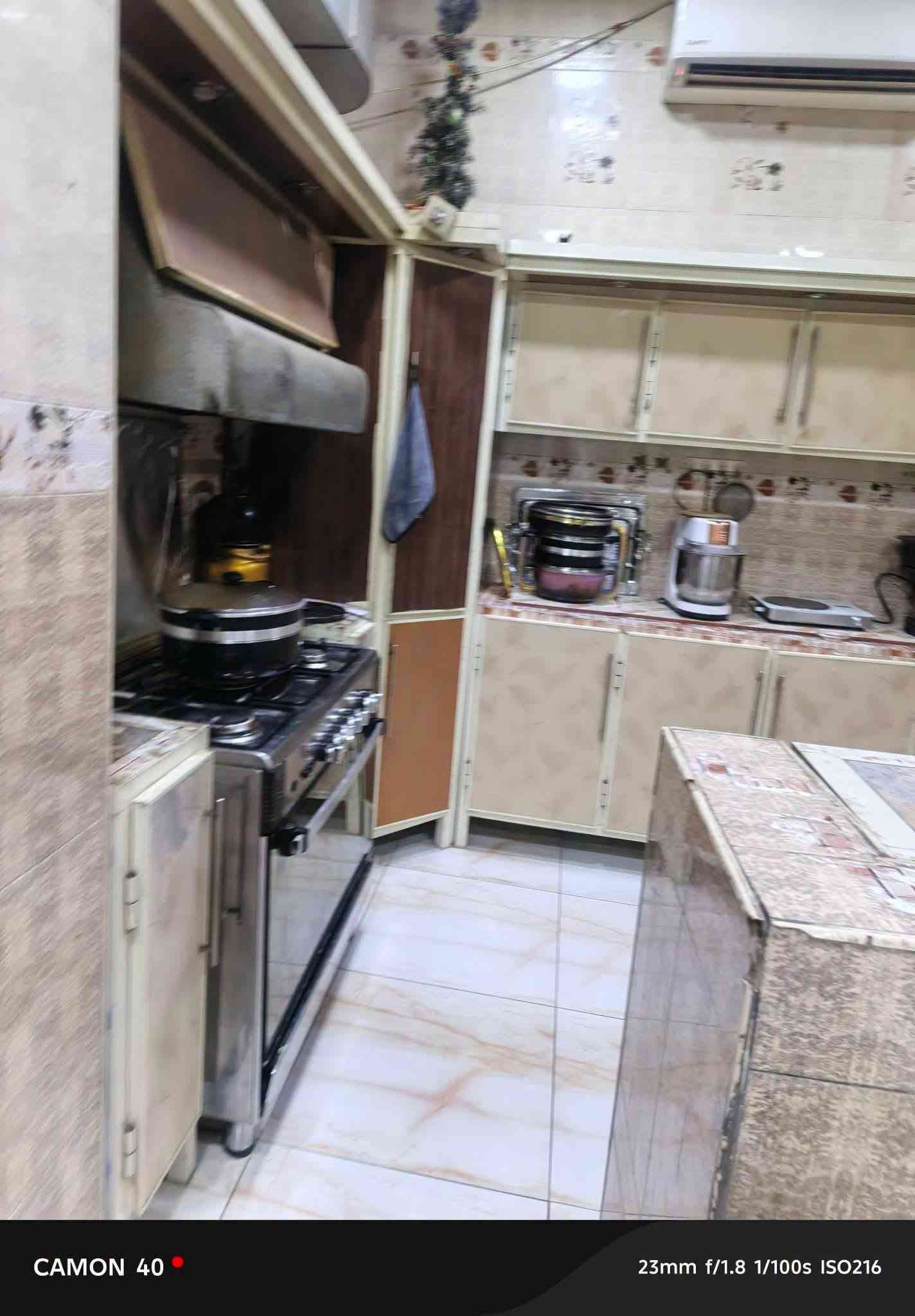 سلام عليكم للبيع دار مساحة (236) طابو صرف بسمي نزل 20 واجهة 11.80 طابقين بناء حديث مال 2018 شغل وبناء البيت درجة اولى للاخير يتكون البيت من كراج يسع سيارة وصحيات خارجيه يتكون الطابق الاول من كنيدور واستقبال ومطبخ حار وبارد وصالتين وغرفه ومجمع صحي و3 مناور وحديقه داخليه يتكون الطابق الثاني من  ثلاث غرف وصاله كبيرا ومجمع صحي ويتكون  على بيتونه وسطح كبير البيت كامل مكمل على اخر حبايه نقص فقط الواجها ما مشتغلها باقي البيت كامل مكمل. 
عنوان البيت / (ديالى بعقوبة التحرير قرب المعهد التقني منطقة الاوقاف قرب الملعب الخماسي مال الاوقاف) . 
السعر /  360 مليون وبيه مجال بسيط 
الرقم/
***********
