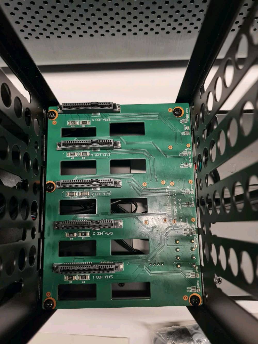 هذا الصندوق هو Jonsbo N1 Mini-ITX Case، وهو هيكل كمبيوتر صغير الحجم (SFF) ومصنوع من الألمنيوم. يُستخدم بشكل أساسي لبناء خوادم التخزين الشبكي المنزلي (NAS) أو مراكز الميدي.

أبرز مواصفات وتوافقية القطع :
دعم اللوحة الأم: يدعم فقط اللوحات بحجم Mini-ITX (أبعاد 17x17 سم).
أقراص التخزين: يتسع لـ 5 أقراص بحجم 3.5 بوصة (HDD) عبر لوحة خلفية تدعم التبديل السريع (Hot-Swap)، بالإضافة إلى مكان مخصص لقرص واحد بحجم 2.5 بوصة (SSD) لنظام التشغيل.
مزود الطاقة (PSU): يدعم مزودات الطاقة الصغيرة من نوع SFX أو SFX-L بطول لا يتعدى 150 مم.
تبريد المعالج (CPU Cooler): أقصى ارتفاع مسموح به للمبرد هو 70 مم.
كارت الشاشة (GPU): يدعم كارت شاشة أحادي المنفذ ذو بروفايل منخفض (Low Profile) بطول لا يتعدى 185 مم.
التبريد الداخلي: يأتي مزوداً بمروحة أمامية مدمجة بحجم 140 مم لضمان تدفق الهواء وتبريد الأقراص.
المنافذ الأمامية: يحتوي على منفذ USB Type-C، ومنفذ USB 3.0، ومنفذ صوت مدمج