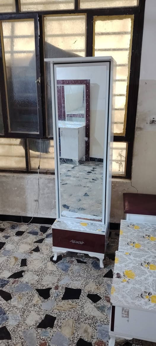 غرفه مستعمله للبيع 8 قطع مثل ماوضح بالصوره السعر 400 وبيها مجال اتصال عله هذا الرقم ***********
