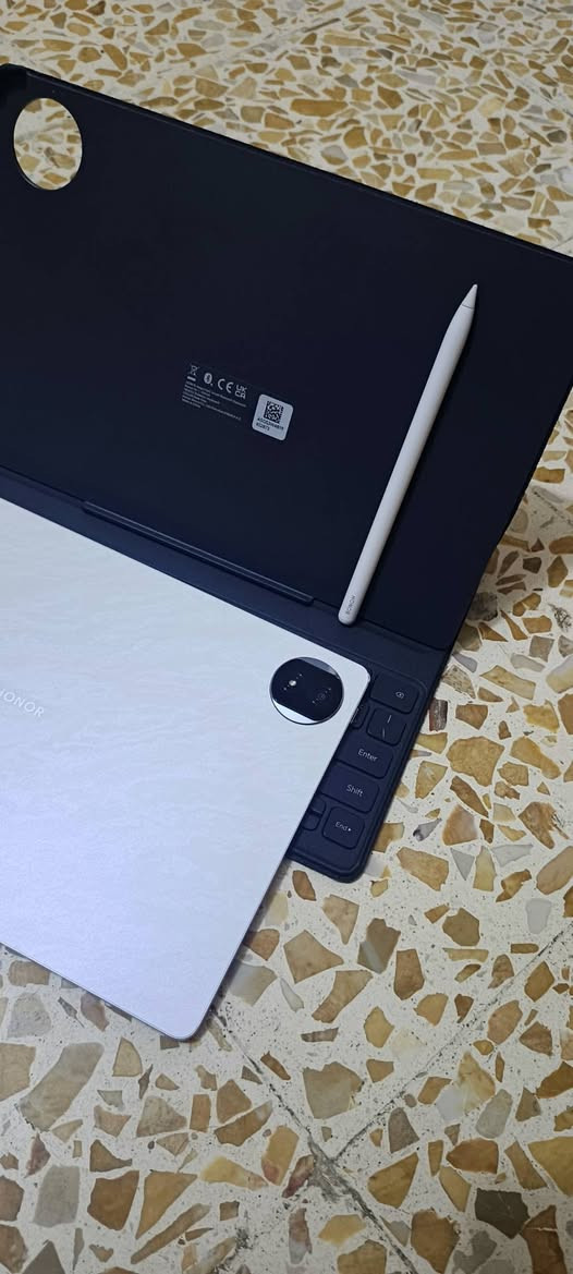 Honor Magic Pad 2
كامل ملحقاته نضافه فوول مثل ماتشوفون 
الغني عن التعريف 120 فريم بالبوبجي. 
للاستفسار واتس ***********
