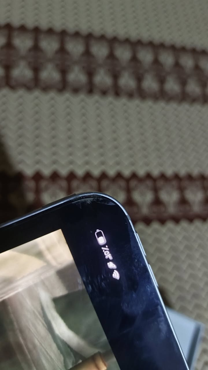 آيباد M4، ذاكرة 256GB، البطارية 91%. بي آثار استخدام مال ببجي على الشاشة، وبي كسر على طرفين مثل ما موضح بالصورة، يعني الشاشة نفسها ما بيها شي. أكو زلق بسيط على الشاشة، بس ما يبين بالتصوير ولا أثناء اللعب، فقط إذا تعكس الشاشة أو تصير الصفحة بيضة يبين. ولا يجي واحد يكول ليق يكبر ما اعرف منو ماكو هيج مهم سعره 750 الف مكاني البصره كرمت علي هذا رقم *********** توصيل ما عندي
