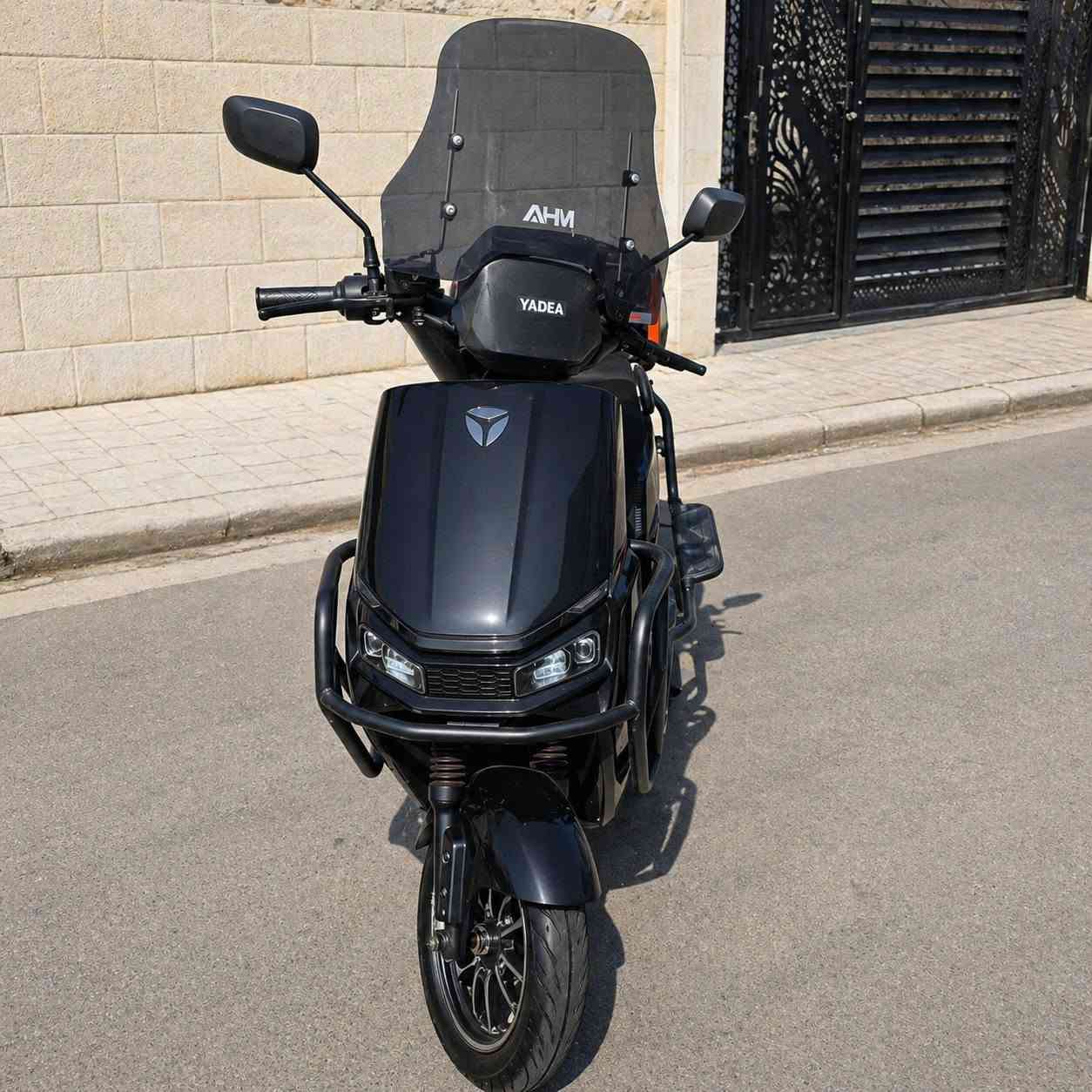 دراجه شحن ياديا GT60 الدراجه بحاله الشركه ماشيه 1211 كيلو مشموله بالضمان
ضمان لحد 20 الف كيلو 
ملف 1500
القدره القصوى 2500واط
بطاريه گرايفن
حجم البطاريه 25 امبير / 75 ڤولت
6 بطاريات 
الويل الامامي 12 انج الخلفي 10
سرعتها 64 كيلو متر حقيقي 
الشحنه الوحده تمشيك من 65 إلى 75 كم
السعر مليون و بيه مجال 
للتواصل :***********
