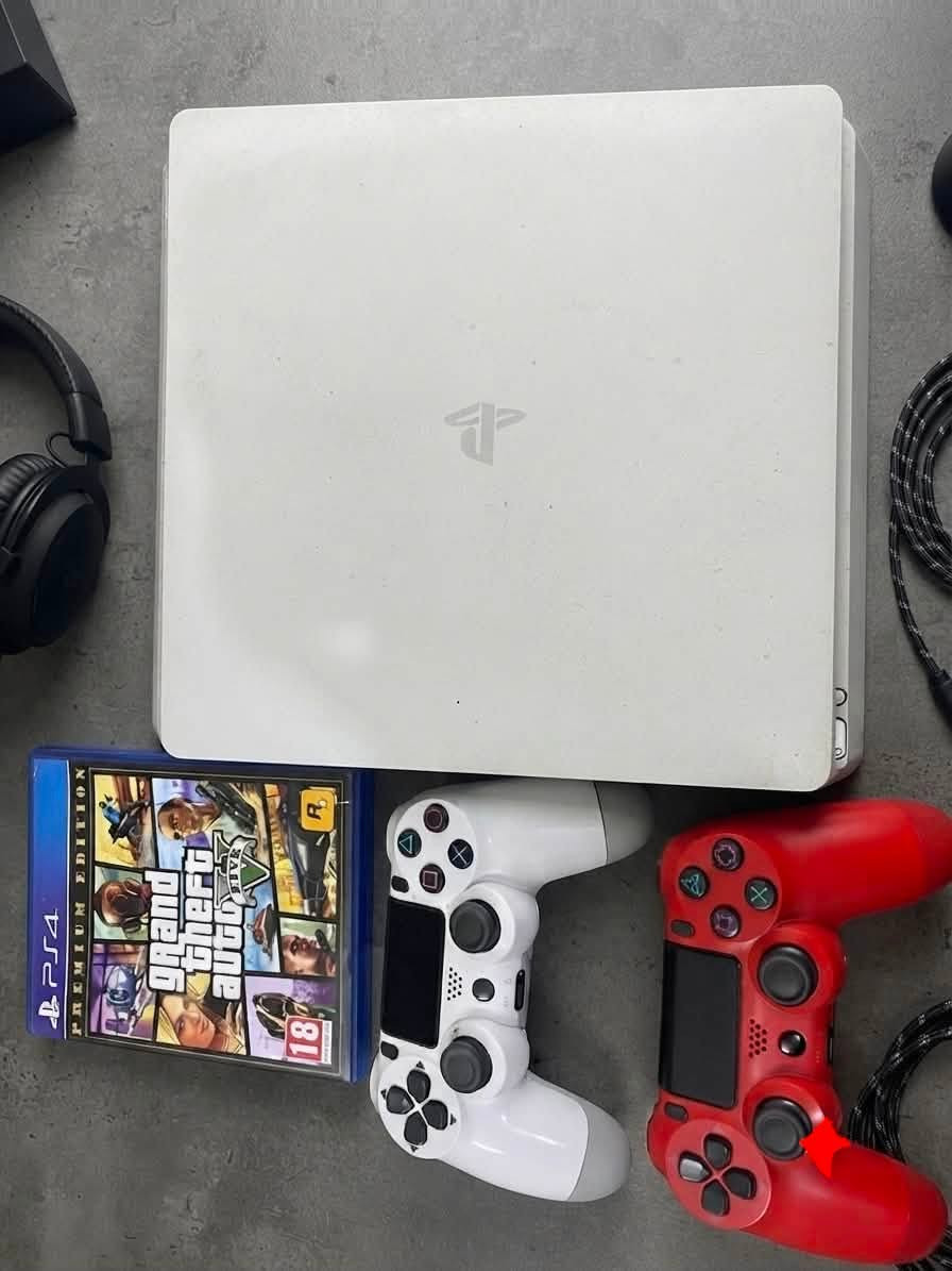 سلام عليكم ps4 سلم نضيف ذاكرة 500 مع جوستك عدد 2 و قرص gta وقرص FIFA 19 
و كيبل HD و كيبل البلي الاصلي السعر 220 عنواني بغداد الحرية للاستفسار خاص او واتساب ***********
