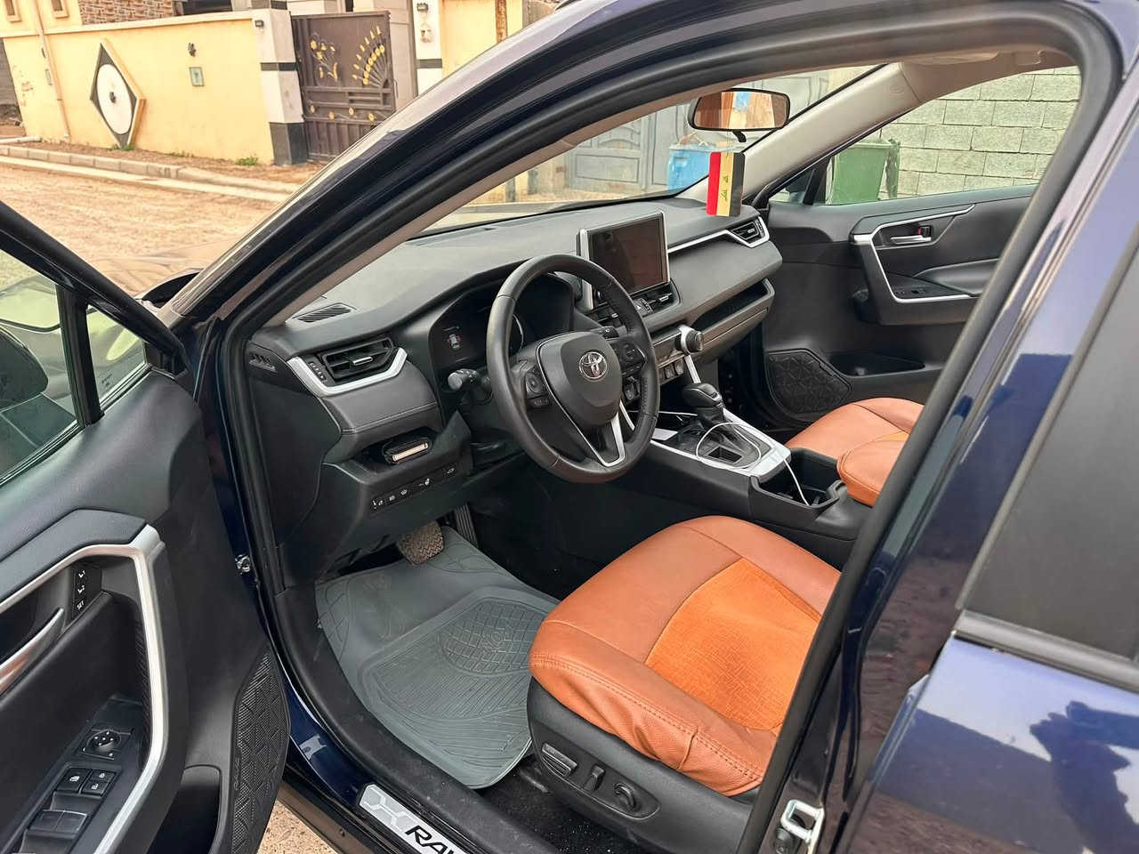 سلام عليكم
‏Toyota RAV4  XLE 2024  فول مواصفات 
رقم اربيل 
مكانهه الانبار
اللون . نيلي
عداد المسافه 64 الف كيلو متر  
حجم المحرك 4 سلندر (2.5L) 
المواصفات :
بصمة ابواب
بصمة تشغيل عن بعد 
صندوق شفط كهربائي 
فتحة سقف سلايد
كشنات جلد +تدفئة 
استيرن تدفئة 
رادار أمامي(تحديد مسار)
رادار جانبي (نقاط عمياء)
رادار خلفي امامي (التحذير من الاصطدام)
تحكم وضعيات القيادة Drive Modes 
اوتو ستارت (Auto start)
اوتو ستوب(Auto Stop)
هاند بريك بصمة
اوتو هولد(Auto Hold)
تحكم وضعيات القيادة ECO,NORMAL,SPORT
مانع انزلاق+ABS
حساسات خلفية+كاميرا
تحكمات استيرن
نظام اطفاء المحرك اثناء التوقف 
الضرر بنيد وجاملغ  والجاملغ الثاني مجرد بي اصبع فقط بدون ايرباك شواصي سليمه 
ملاحظه 
السعر 215 بيها مجال 
الرقم 
***********
