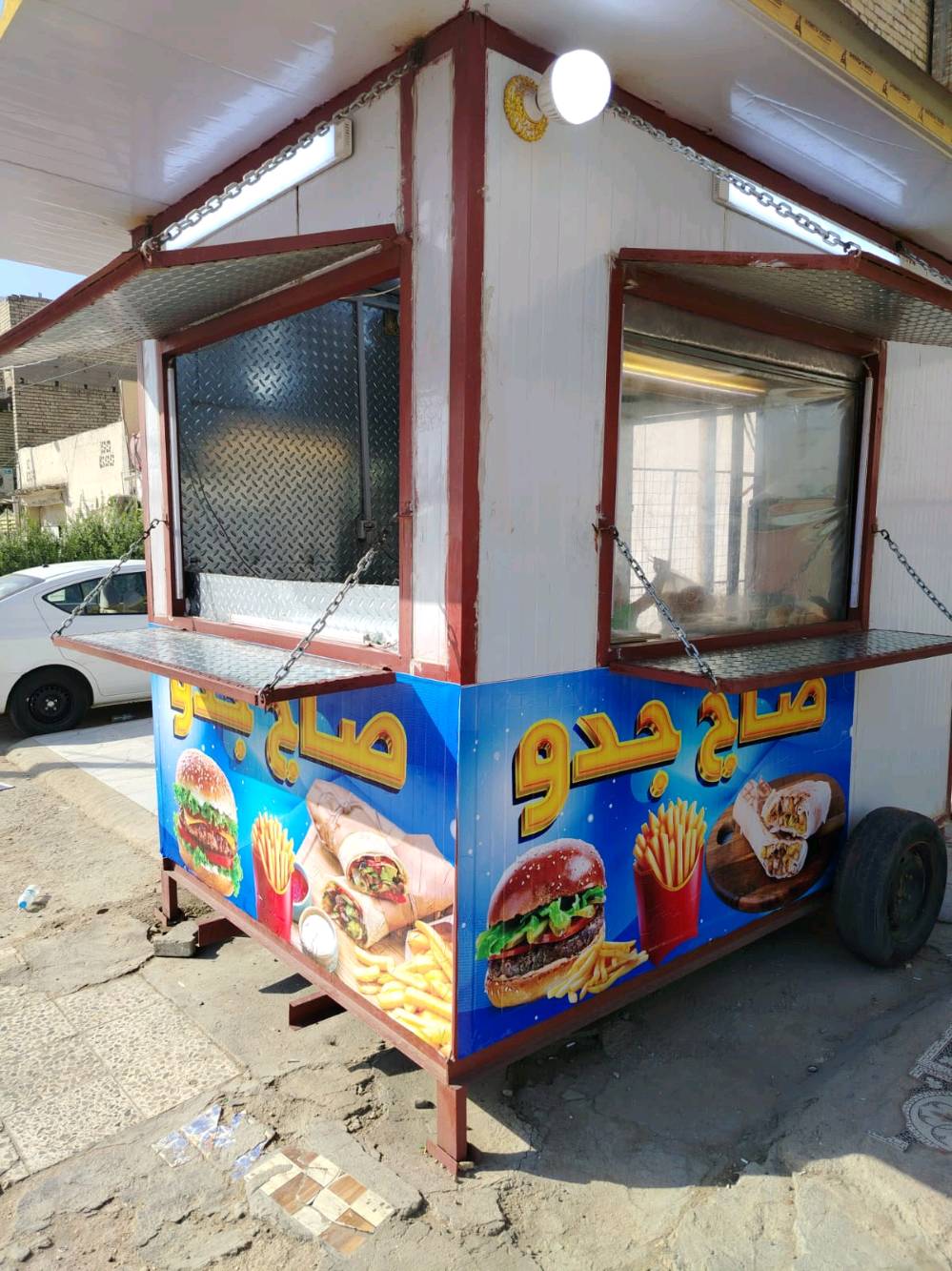السلام عليكم كرفان متنقل مطعم للبيع ويا ميز 2وثلاجه نضيف من الداخل والخارج المكان بغداد مدينه الصدر قطاع  70 الرقم ***********