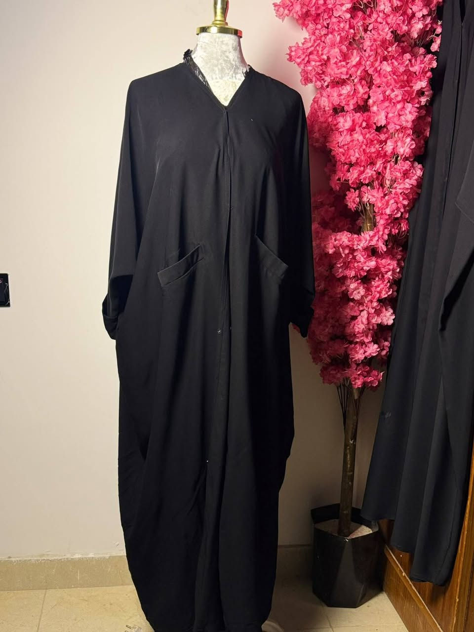 عبايات باله كويتي نظافه ٩٠% سعر القطعة ١٠ الاف الحجز واتساب *********** يوجد توصيل لجميع محافظات العراق
