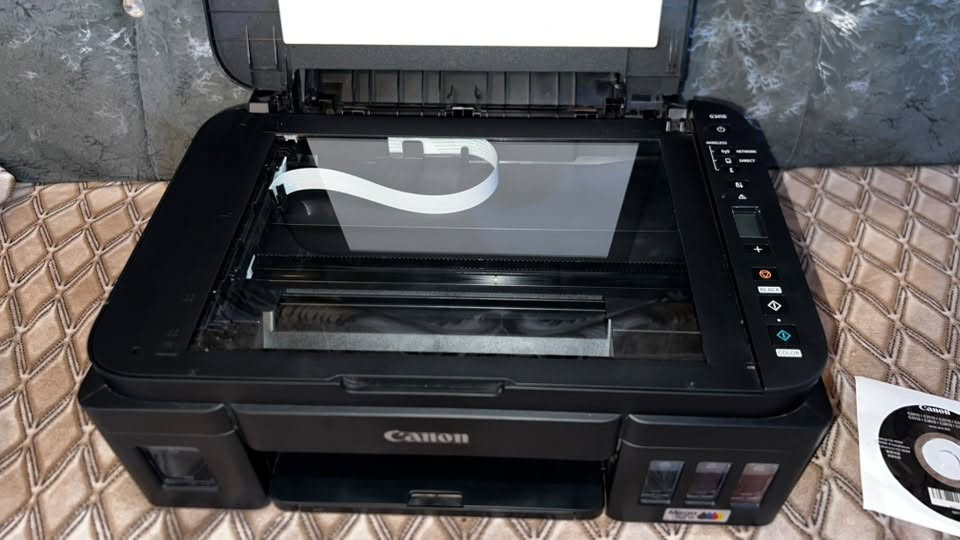 السلام عليكم إخواني الكرام…!
طابعة استنساخ حديثة مواصفات الطابعة Canon PIXMA G3416 استخدام اقل الشهر نسبة النظافة 100% شخط مابيها

النوع: طابعة متعددة الوظائف (طباعة + نسخ + سكانر) بخزان حبر قابل لإعادة التعبئة، لاسلكية، مخصصة للطباعة بكميات كبيرة.

سرعة الطباعة (تقريبية):

 • أبيض وأسود: حتى 8.8 صفحة/دقيقة

 • ألوان: حتى 5.0 صفحة/دقيقة

إنتاجية الحبر (الزجاجات المرفقة):

 • أسود: حتى 6,000 صفحة

 • ألوان: حتى 7,000 صفحة

المميزات:

 • طباعة لاسلكية (Wi-Fi)

 • دعم الطباعة من الجوال (iPhone/iPad وAndroid)

 • شاشة صغيرة لإعدادات النسخ المتعددة بسهولة

 • تشغيل/إيقاف تلقائي (Auto Power ON/OFF)

التوافق:

 • Windows
 • iPhone/iPad
 • Android

‎ دقة الطباعة لطابعة Canon PIXMA G3416:

 • دقة الطباعة القصوى: حتى 4800 × 1200 نقطة/بوصة (dpi)

 • دقة السكانر (الماسح الضوئي): 600 × 1200 نقطة/بوصة (optical)

هذه الدقة العالية (4800×1200) تعني طباعة نصوص حادة وصور واضحة، وهي مناسبة جدًا للمستندات والصور الفوتوغرافية. السعر ( 215 ) وبيها مجال حق الجية للشراي للأستفسار الاتصال على الرقم التالي ( *********** )
