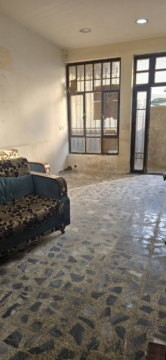 السلام عليكم مشتمل ارضي بناء حديث 2021 للايجار  شارع فلسطين حي النيل محله 503 مساحه 100 متر يحتوي على غرفه نوم + صاله + غرفه استقبال + خدمات إيجار 750 الف للاستفسار الاتصال على ***********

