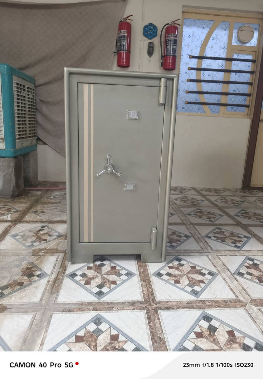 قاصه  للبيع حجم ثقيل وزن 290 كيلو ارتفاع 1م عرض 53 عمق 50  ضد الحريق والكسر تصلح للبنوك ومكاتب الصيرفه  *********** عنواني صلاح الدين ، بلد
