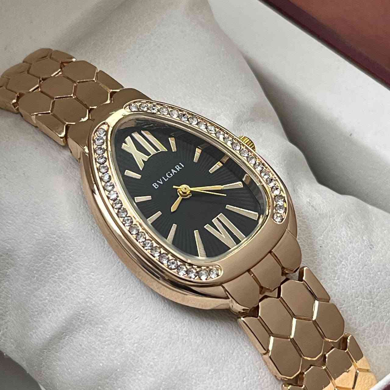 ✨ ساعة بلغاري سيربينتي (Bulgari Serpenti) الأنيقة 🐍💎
تصميم رأس الأفعى الأيقوني مع إطار مرصع بحبيبات زيركون براقة ومينا أسود بأرقام رومانية كلاسيكية ✨
متوفرة الآن بـ 3 ألوان مميزة:
▫️ الفضي الفاخر ⚪
▫️ الميكس (فضي وذهبي) 🟡⚪
▫️ الروز غولد الملكي 🌸
📋 أبرز المواصفات:
🔹 قطر الهيكل: 33 ملم 📏
🔹 الوزن: خفيف ومريح على اليد (~ 75 غرام) ⚖️
🔹 المينا والزجاج: مينا أسود أنيق مع زجاج مقاوم للخدش 
🔹 السوار: ستانلس ستيل عالي الجودة بتصميم حراشف مرن 🔗
🔹 الحركة: ماكينة كوارتز دقيقة وعملية ⚙️
🔹 مقاومة الماء: مقاومة للرذاذ والاستخدام اليومي 💧
💰 الأسعار والعروض الخاصة:
🏷️ القطعة الواحدة: 13,000 دينار
🏷️ قطعتين: 24,000 دينار فقط
🏷️ 3 قطع: 33,000 دينار فقط
🚚 والتوصيل مجاني لكافة محافظات العراق! 🆓🇮🇶
🛒 للطلب والاستفسار:
📩 راسلنا مباشرة على رسائل الصفحة (الخاص)
📲 أو عبر الواتساب على الرقم: ***********
🚚 تفاصيل الاستلام:
📦 إمكانية فتح وفحص المنتج ومعاينته قبل الاستلام والتسليم
💵 الدفع نقدًا عند الاستلام
✅ ضمان فحص للتأكد من سلامة الساعة وشغّاليتها 100%
#ساعات_نسائية #بلغاري #Bulgari #ساعة_بلغاري #بلغاري_سيربينتي #BulgariSerpenti #عروض_خاصة #توصيل_مجاني #ساعات_العراق
