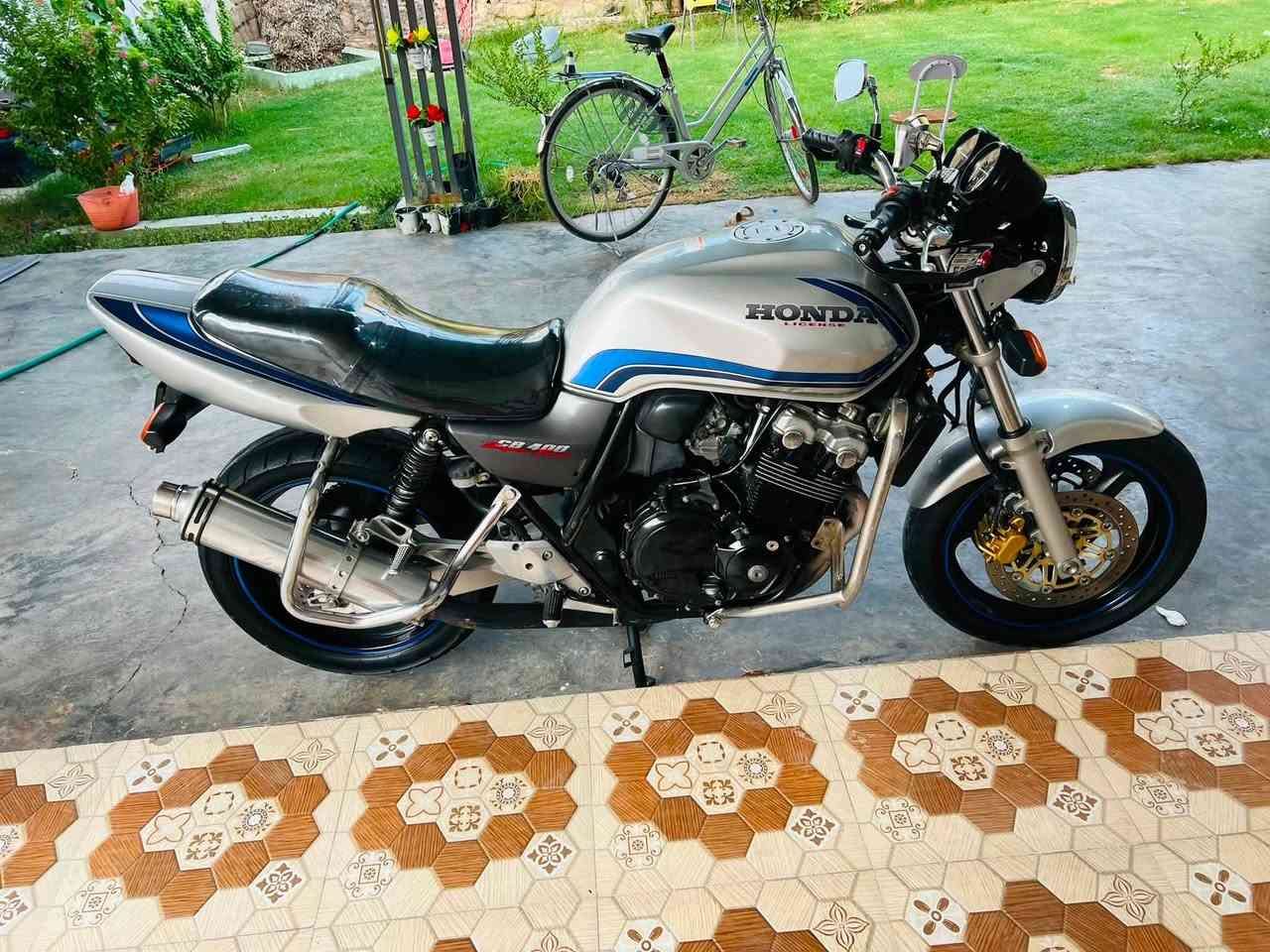سلام عليكم  
CB400 
جيل الثاني كفاله عامه مال رمبه 

بعدهه عله وضع شركه متصرف 

عليها لو ربع  بدون اوراق وبدون رقم  سعر 15 ونص 
عنوان رمادي تاميم  المؤشراي لا يراسل ولا يتصل 

***********
