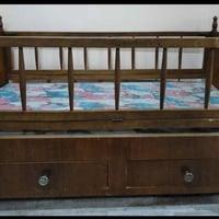 تخت اطفال • للبيع • اتصال للاستفسار