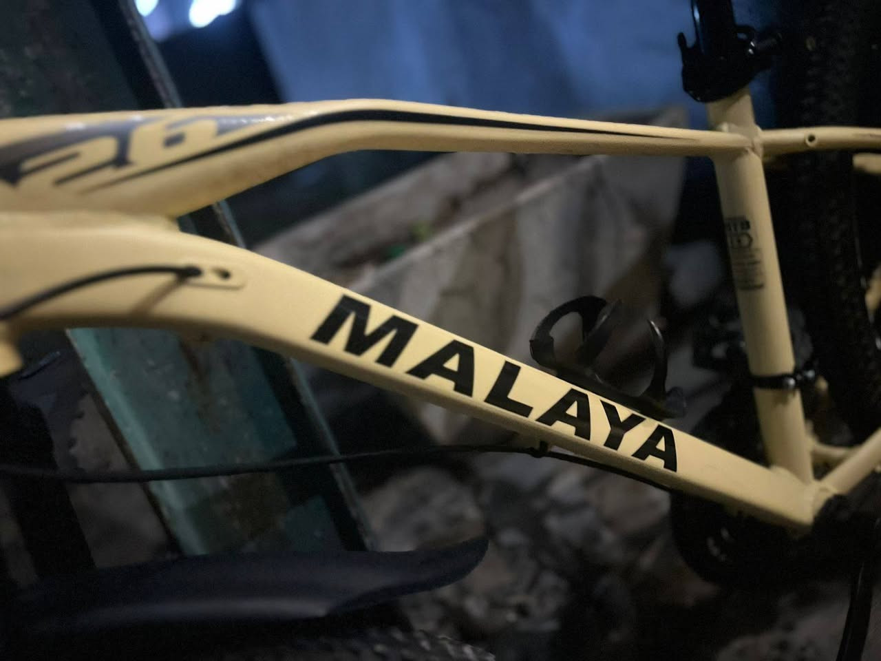 سلام عليكم دراجة جبلية (Mountain Bike نوع  MALAYA 
 إخوان باله نضيفه كلش نضافه 100/100 
معدن ألمنيوم 
كير أمامي خلفي كله كامل 
7نمر خلفي 3امامي 
اطارات هم ألمنيوم 
لون حليبي 
مكان بغداد بياع 
لتواصل ***********      إخوان هل مره سعر عليكم قيم وأخذها وخادم
