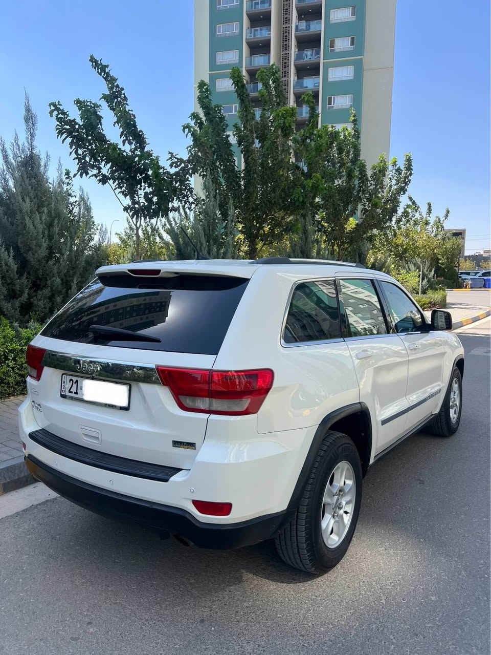 jeep laredo 2011 
جێب لاریدۆ ٢٠١١ بێ بۆیاخ 
 دەبڵ ئەکسلە شاشە تێسلایە 
سۆنەرەکەیم داناوە ١ کارتی هەیە 
چاڵ و تەرزەی نیە ڕەقەم و سەنەوی تایەی تازەیە 
بەشی سەرەوەی  مەکینەکەی کراوەتەوە  گێڕ و مەکینە و تەقەو ڕەقەش بە شەرت ١ دینار مەسرەفی نیە
نرخی ١٥٥ گەڵا  و معامەلە 
 whats up ژ.م ***********
*********** السليمانية, العراق
