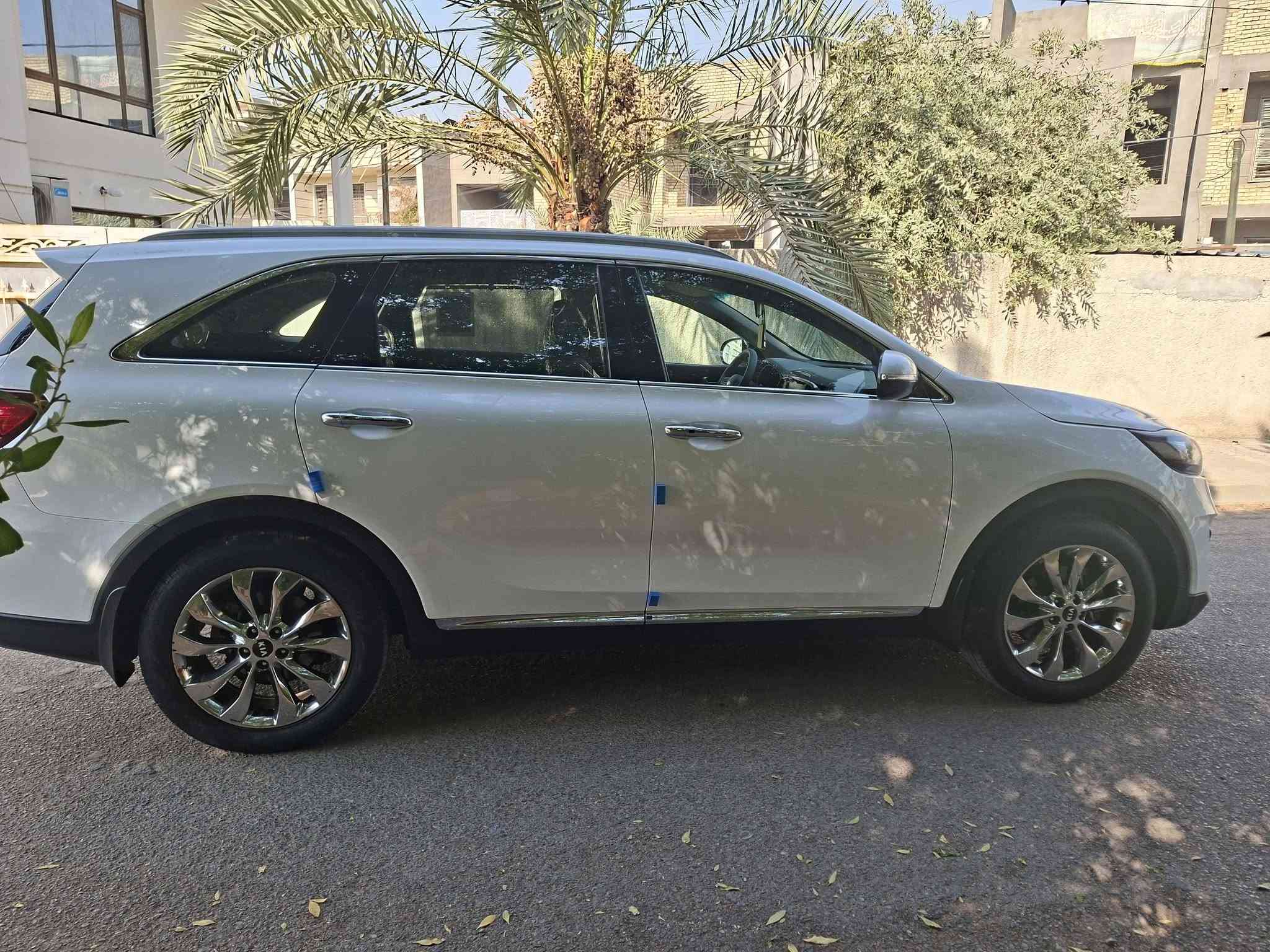 السلام عليكم 
كيا سورنتو 2020 خليجي 
. 6 سلندر 3500 
. 7 راكب
. 3 قطع تبريد 
. كشنات جلد + كهرباء
. مري شفط تحكمات جهتين 
. بردات خلفية 
. حساسات امامي خلفي
. رقم اربيل الجديد بأسمي هزه جديده 
. مكان السياره بغداد سعره 204 وبيه مجال بسيط للاستفسار 
***********
ملاحظه السياره بيه صبغ على كد شبرين بالباب الخلفي جوه الرقم وبارد بالجاملغ الامامي الايمن ومكينة كازكيت مسوي مكفوله من التبخير والتنقيص ووين يعجبك افحص
