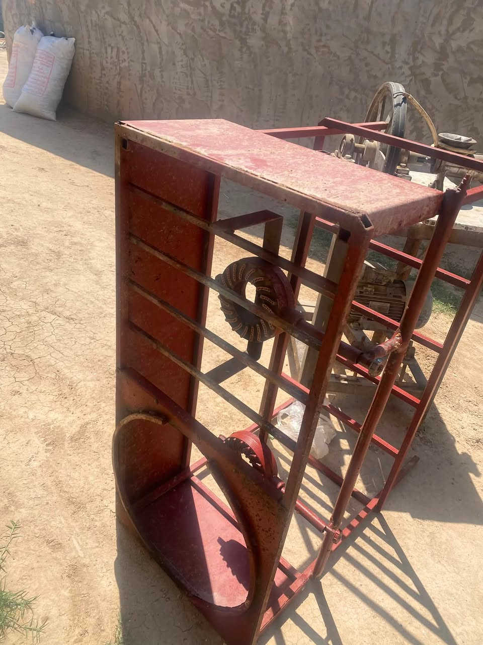 السلام عليكم للبيع غراض كافتريا مستعملة وبسعر مناسب جداً مكينه ثرم حجم 22 وشواية برگر وطاوة فلافل السعر 450 مكاني اليوسفية بزيبز الاتصال ***********
