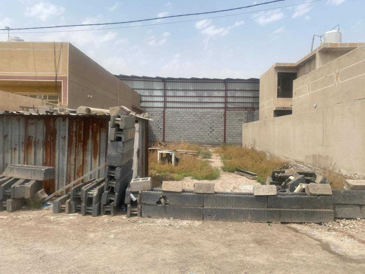 قطعه أرض للبيع المساحة 200 متر
الصافي 190  متر بعد تخريج نص متر بين البيت 
الواجها 10 متر 
النزال 20 متر 
الموقع جرف النداف قريه الفاروق
زراعي قرار 17 
الاستفسار على الرقم 
***********
