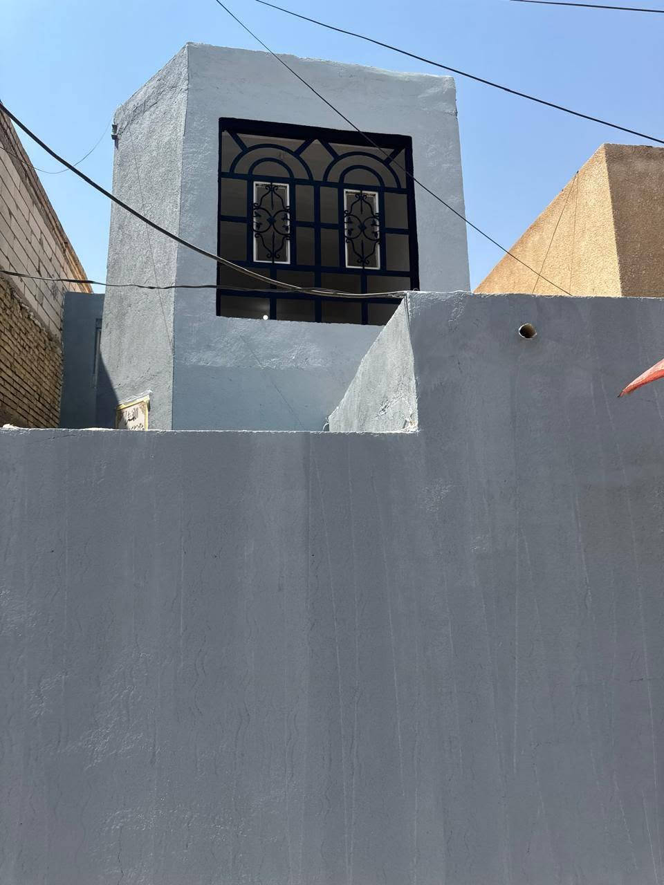 السلام عليكم دار ١٠٠ في حي الوفاء 
شارع ١٥ مفتوح على شارع عشرين 
طابق ونص غرفتين وصاله واستقبال ومجموعه صحيات
السعر ١٢٥ وبيها مجال
للاستفسار مكتب بركات ام البنين ***********
