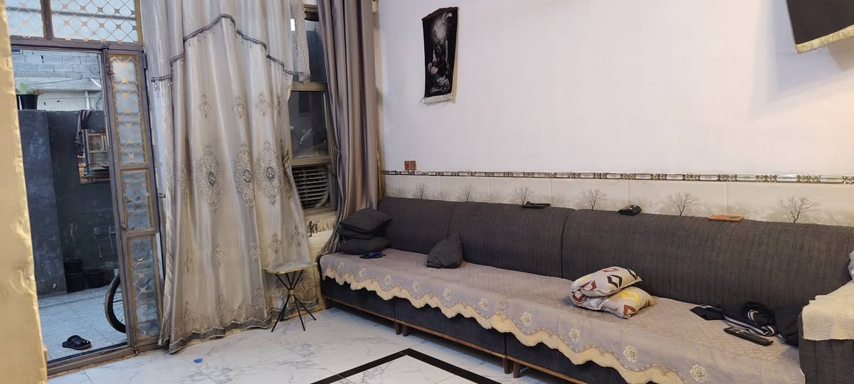 سلام عليكم بيت للبيع البلديات المعسكر المساحة ١٠٠ متر الواجهة ٥ ونزال ٢٠ طابقين يحتوي على ثلاث غرف نوم الغرفه الثالثه نقص ارضيه وبياض +ستقبال +حمامات ٣+مناور ٢+صاله واسعه +طرمه مترين ونص السعر ٨٠ اوبي مجال الأستفسار ***********
