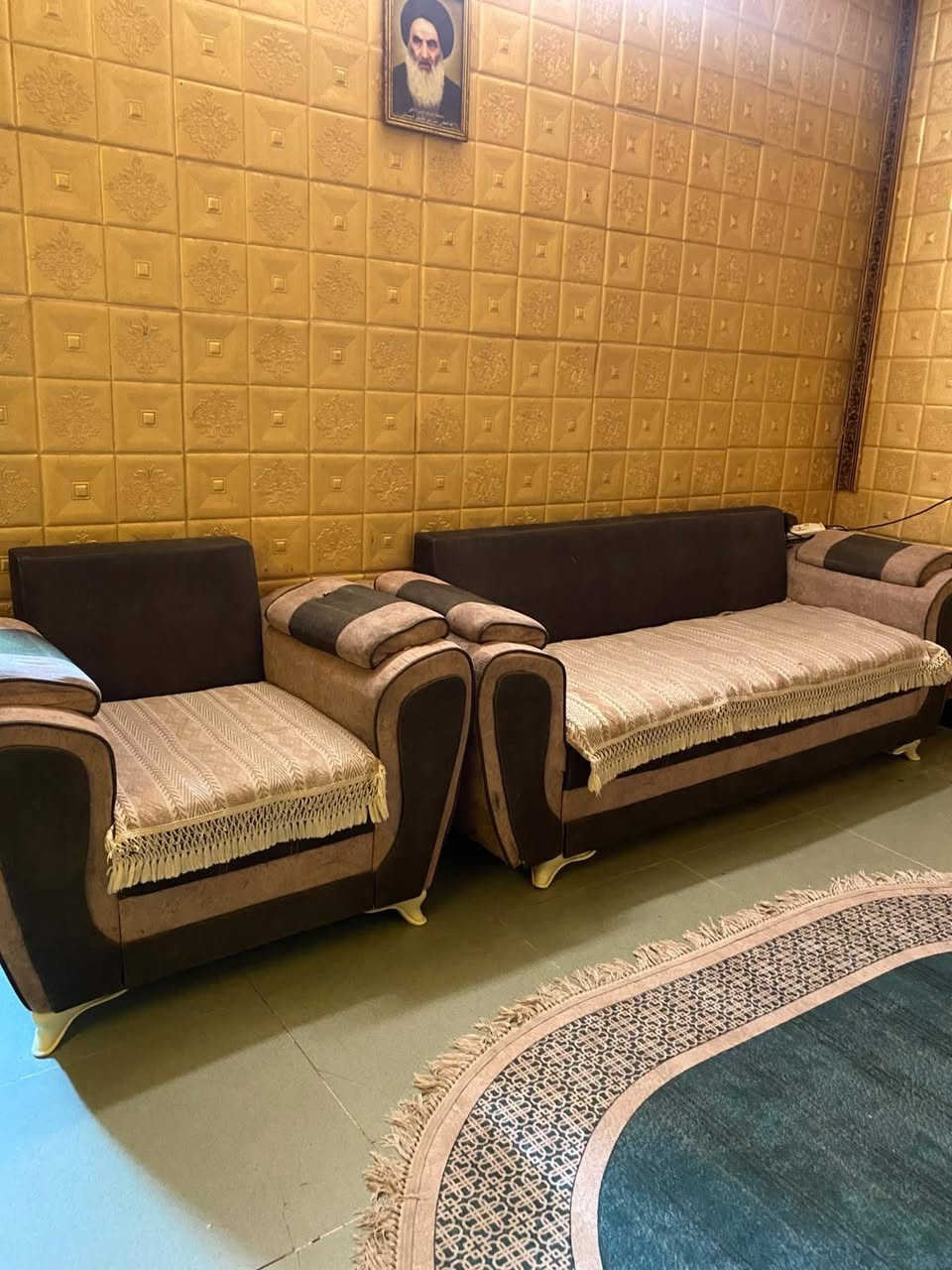 تخم لون زيتوني وبيجي (السعر ٢٢٥ وبي مجال )***********
٢قنفه كبير و١ صغيره وكراسي ٢
 نضيف للبيع ويا مقاعد كامل
