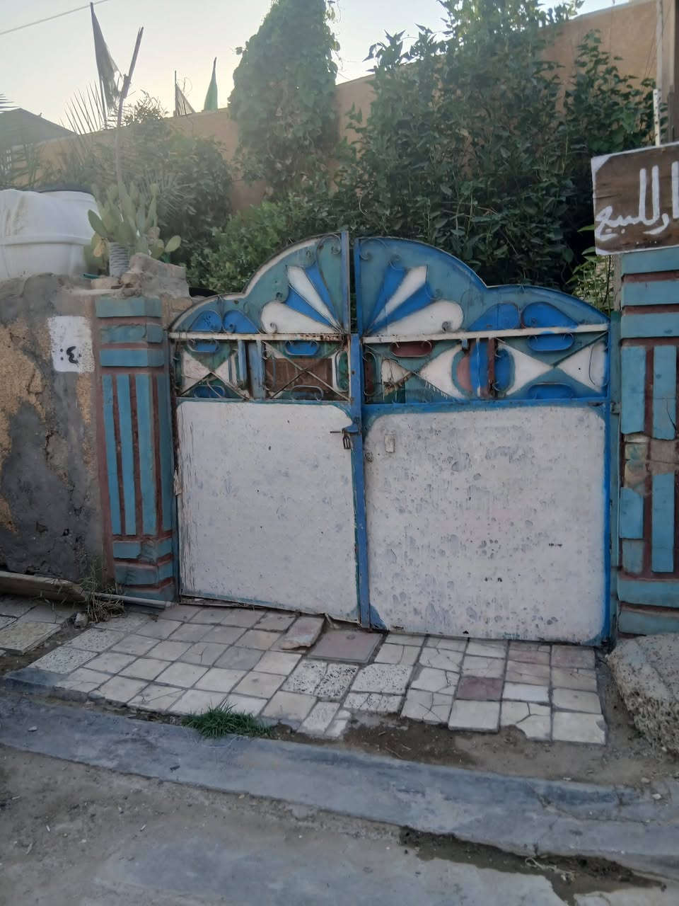 السلام عليكم دار للبيع طابو سكني مساحة 200 متر الواجهة 10 النزال 20 وصاحب السند موجود وحاضر للتحويل العنوان المعوقين كراج الوازات مقابيل الفرن ثاني فرع للاستفسار الاتصال على الرقم ***********
