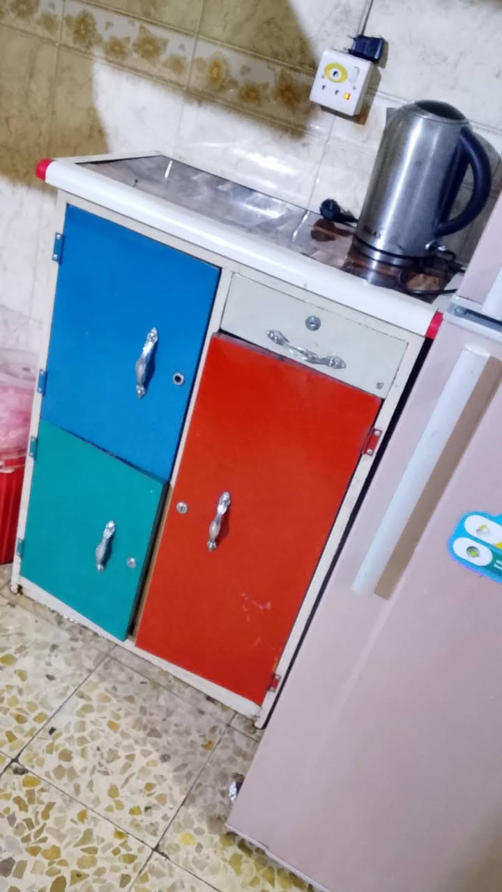 كلمه بار ضوئيه تشتغل عل الباتري ب 15 وبيهه مجاال 
طباخ كهربائي بلكارتونه ممستخدم دفتري 4 للحمي والوسط للطبخ ب50 قفله 
كومدي يرهم لكلشي مواد غذائيه / كزامه  ب 35 وبي مجال وبي فطر من فوك بسيط ***********
