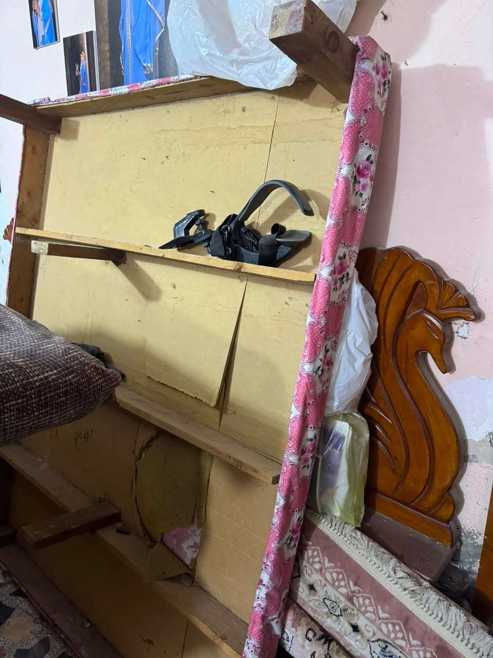غرفة كاملة للبيع الضرر بالجرباية سعرها كامل 150 الف مكاني الشعلة ***********
