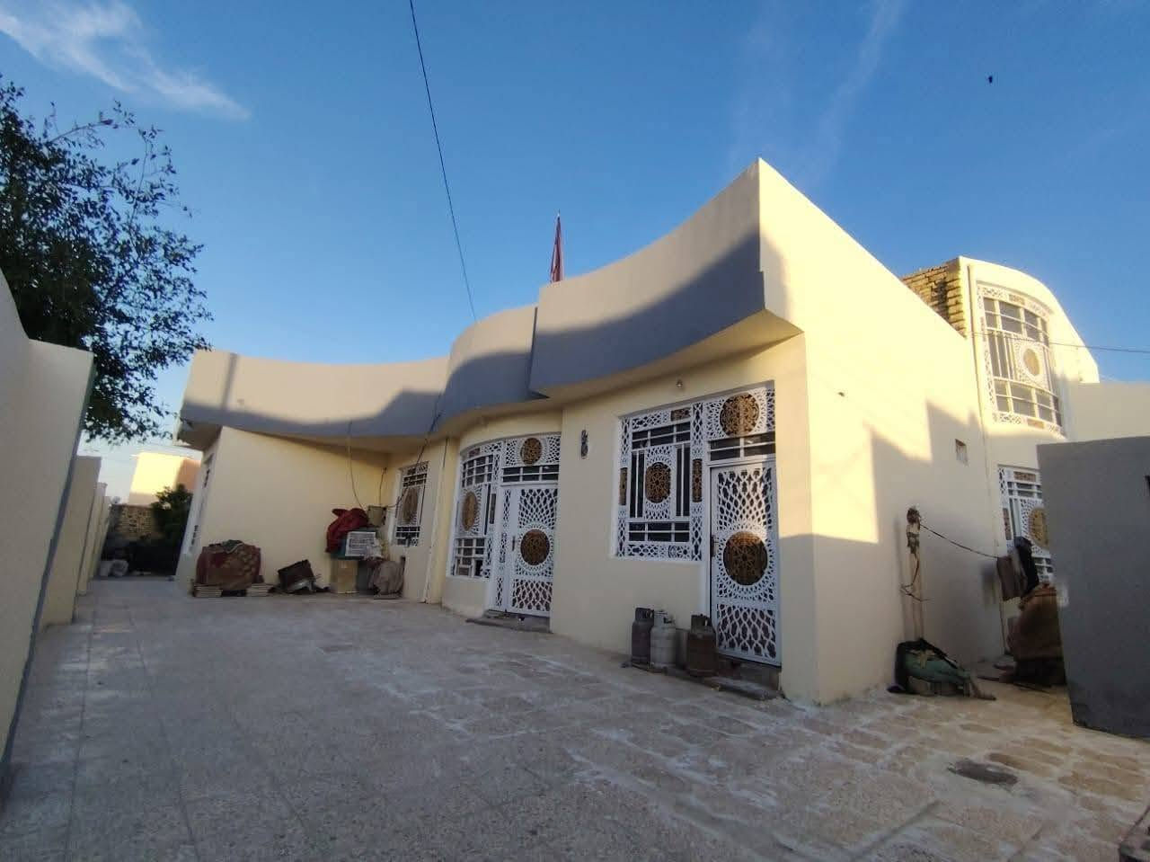 دار للبيع 600م ( مكتب النور)
*********** وتساب
#طابق_اونص_بناء_400م_حديقه_200_م

موقع /نجف 🏡شارع المطار
#مقابل قرية الغدير عمود  262 

البناء درجة اولى مال جناي 

5غرف نوم /صاله حرف تي /مطبخ / ستقبال/18متر/صحيات/ داخل وخارج 

بناء اساس  سقف كونكريت نزالات  طابوك

ألخدمات 🏡 #ماء_كهرباء
/مدارس/سوق/تبليط/لحد الباب 🔑🔑
