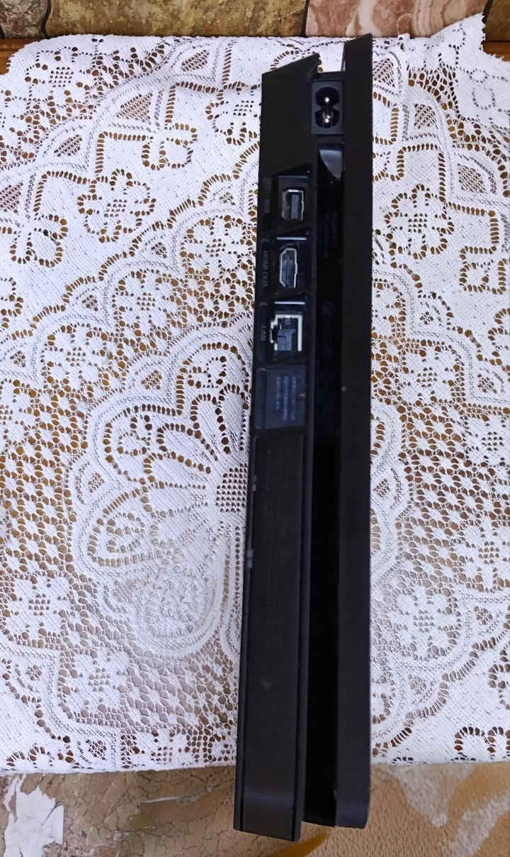 السلام عليكم ورحمة الله وبركاته
مواصفات البلي 4 سلم
PS4 Slim 
نضافه الجهاز: 99%
حاله الجهاز: جيد جداً
جوستيكه: عدد 2 
ملحقاته : كيبل جهاز + HD
اقراص : GTA5+ سباق سيارات 
نضافه الاقراص : 99%
 مده الاستخدام : 2 اشهر 
الاتصال : ***********
