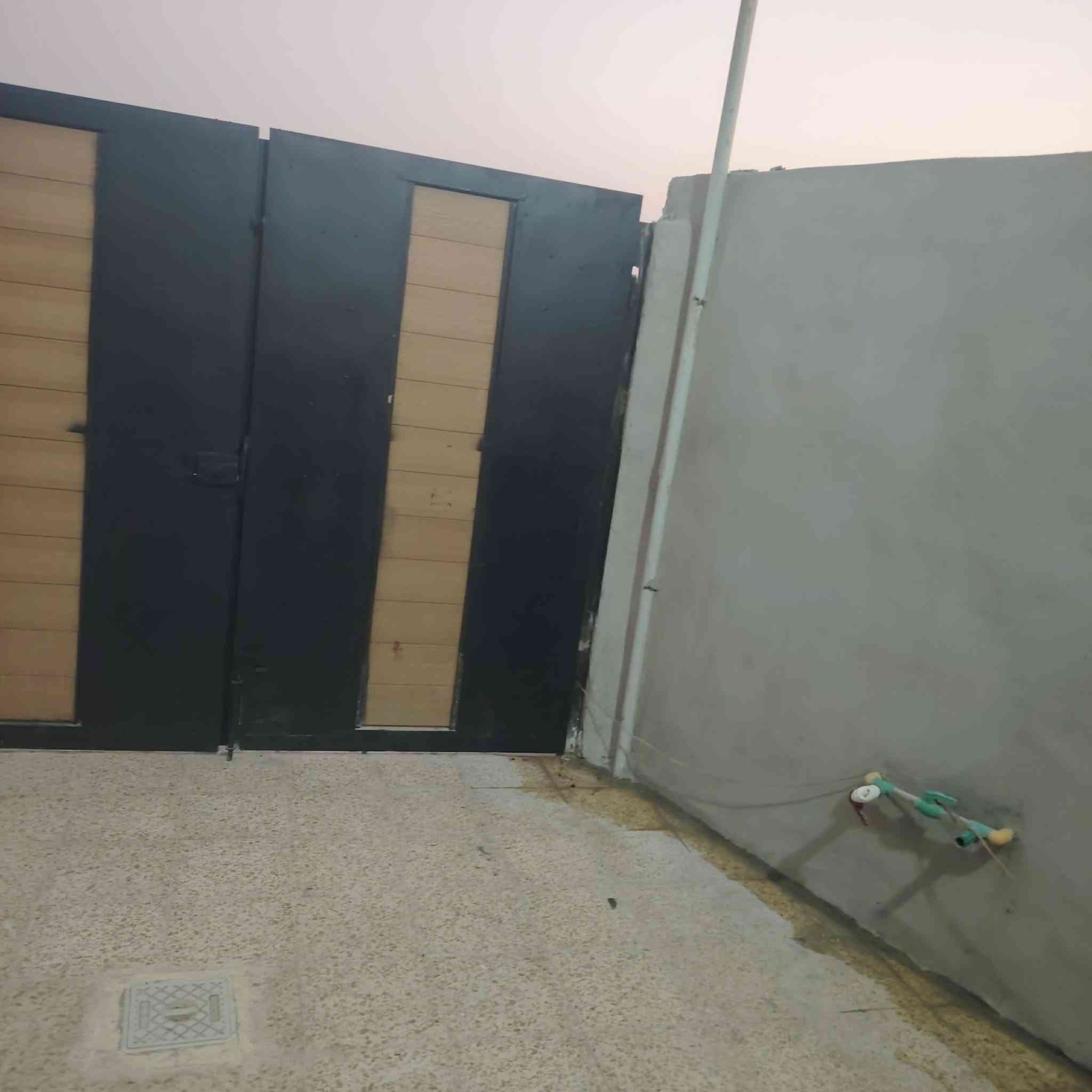 السلام عليكم عندي بيتين للبيع جمعيه ام الربيعين مقاطعه 110الدامرجي وصل جمعيه بسمك مي كهرب موجود  قبل البوابه شام عل يسار المساحه 175والثاني 150البيوت كاملات فقط نقص لبخ جص السعر الواحد ب35
***********
***********
