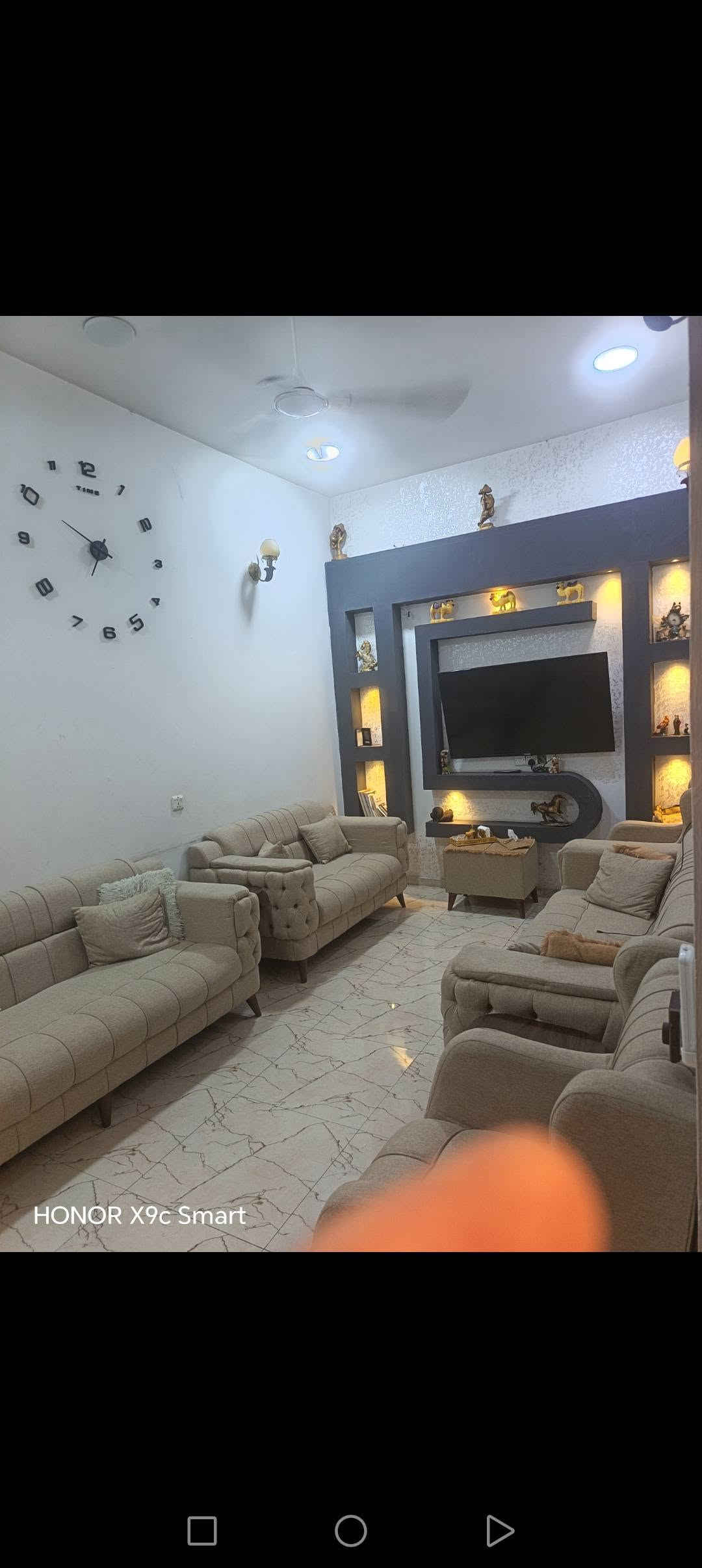 مشتمل للبيع مساحة /٥٠متر /واجهة  ٨ /يحتوي على ٢غرف نوم وصالة ومطبخ وخدمات بيت نظيف جدا موقع ممتاز /ظباط شهداء بياع  الاستفسار على هذا الرقم ***********السعر مناسب

نص مكتوب في الصور:
- HONOR X9c Smart