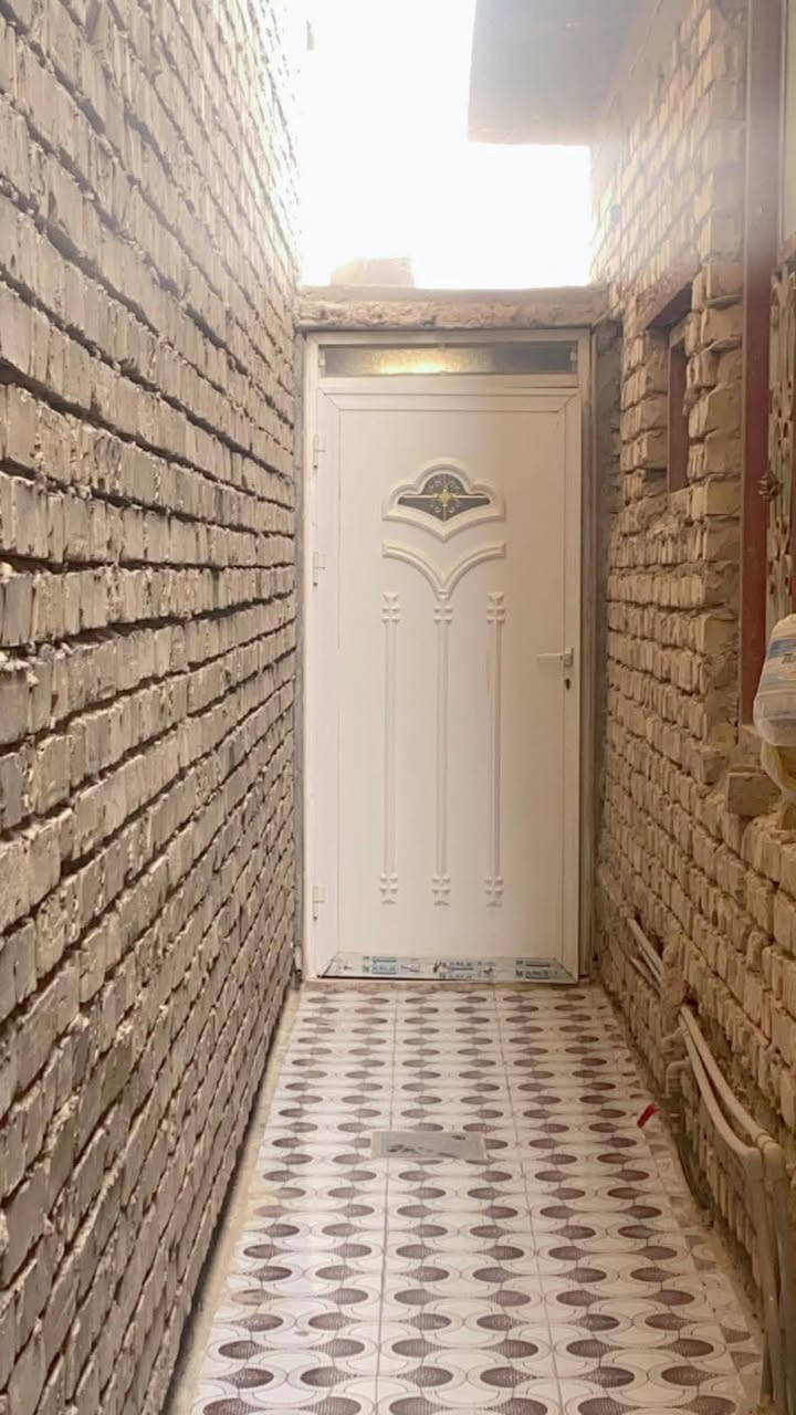 السلام عليكم  
بيت للبيع المساحه 300 واجهيه البيت 14 ونزال٢٣ونص يحتوي على غرف عدد2 كبار  وصاله ومطبخ حار ومطبخ بارد وترك داير البيت وحمام عدد٣ وكراج وحديقه ومحل ومخزن 
 قريب ع شارع 5 كيلو  كافه الخدمات موجوده للاستفسار اتصال (***********) 
واتساب (***********)
