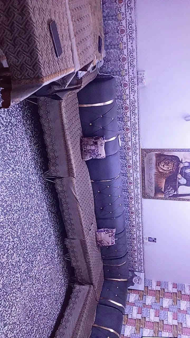 بيت للبيع مساحتة 80 متر قرب حسينية زينب الكبرى نضيف كلش وجاهز للسكن طابقين فوگ بي غرفتين نوم وصحيات الشراي يتواصل وياي خاص ويتدلل سعرة 65
