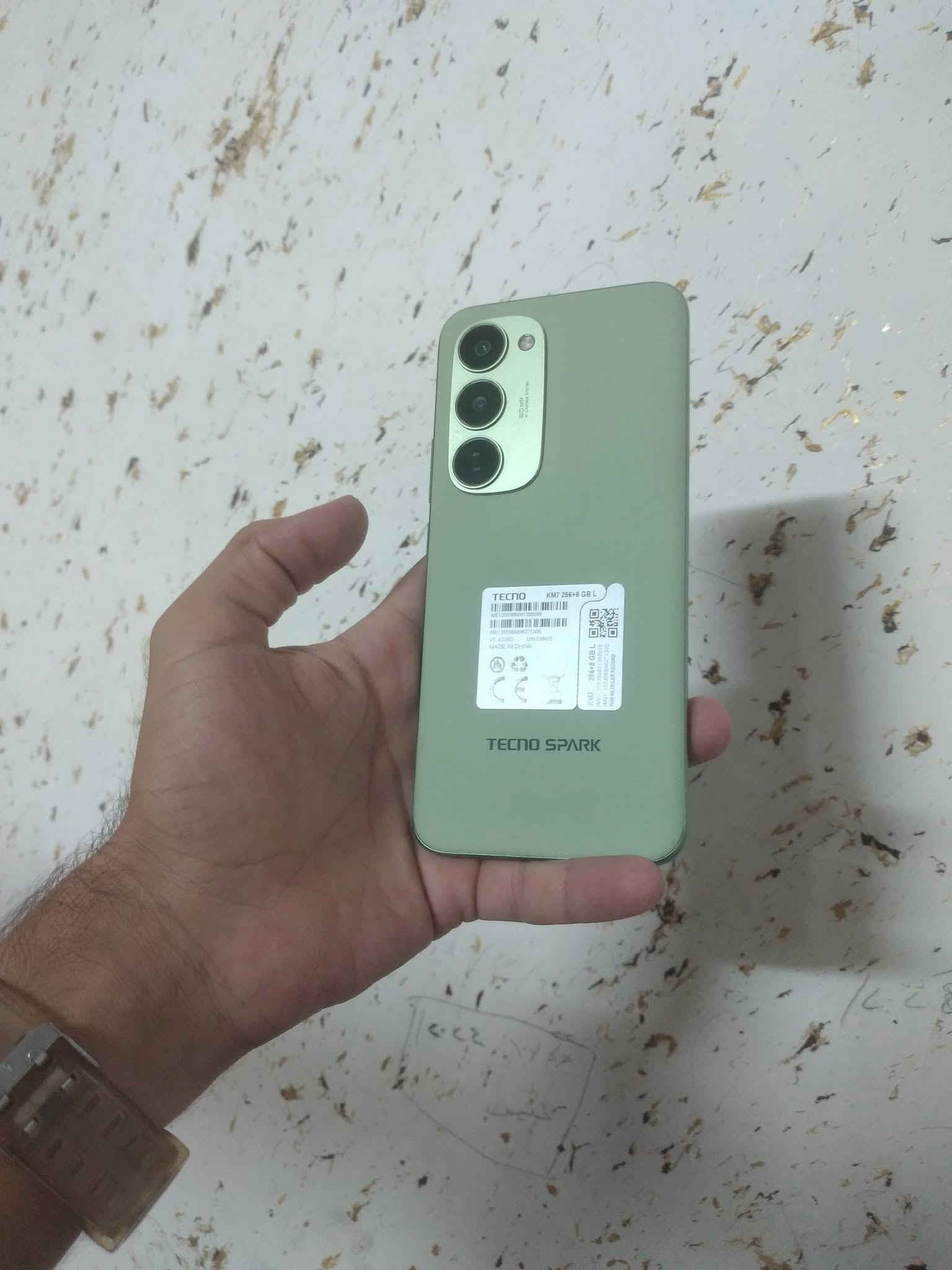 السلام عليكم ورحمة الله متوفر... 

تكنو سبارك 40 برو بلاس 

TECNO SPARK 40 Pro+

ذاكره 256 
الذاكره العشوائيه 12
سعة البطاريه 5200 ملي امبير
الشحن الذكي السلكي السريع  45 W  واط
الشحن اللاسلكي 35 W واط
رام 8 + 8 
معدل تحديث الشاشه 144HZ هرتز 
قياس الكميرا الخلفيه 50 MP ميكابكسل
الكميرا الاماميه 20 MP ميكابكسل
شريحتي سيم كارت 2 SIM
اللون فستقي 💚
النظافه 100/100 

الموبايل انفتح من الكارتونه قبل 4 ايام مشحون 3 مرات فقط... تواصل واتس آب.. 

***********
